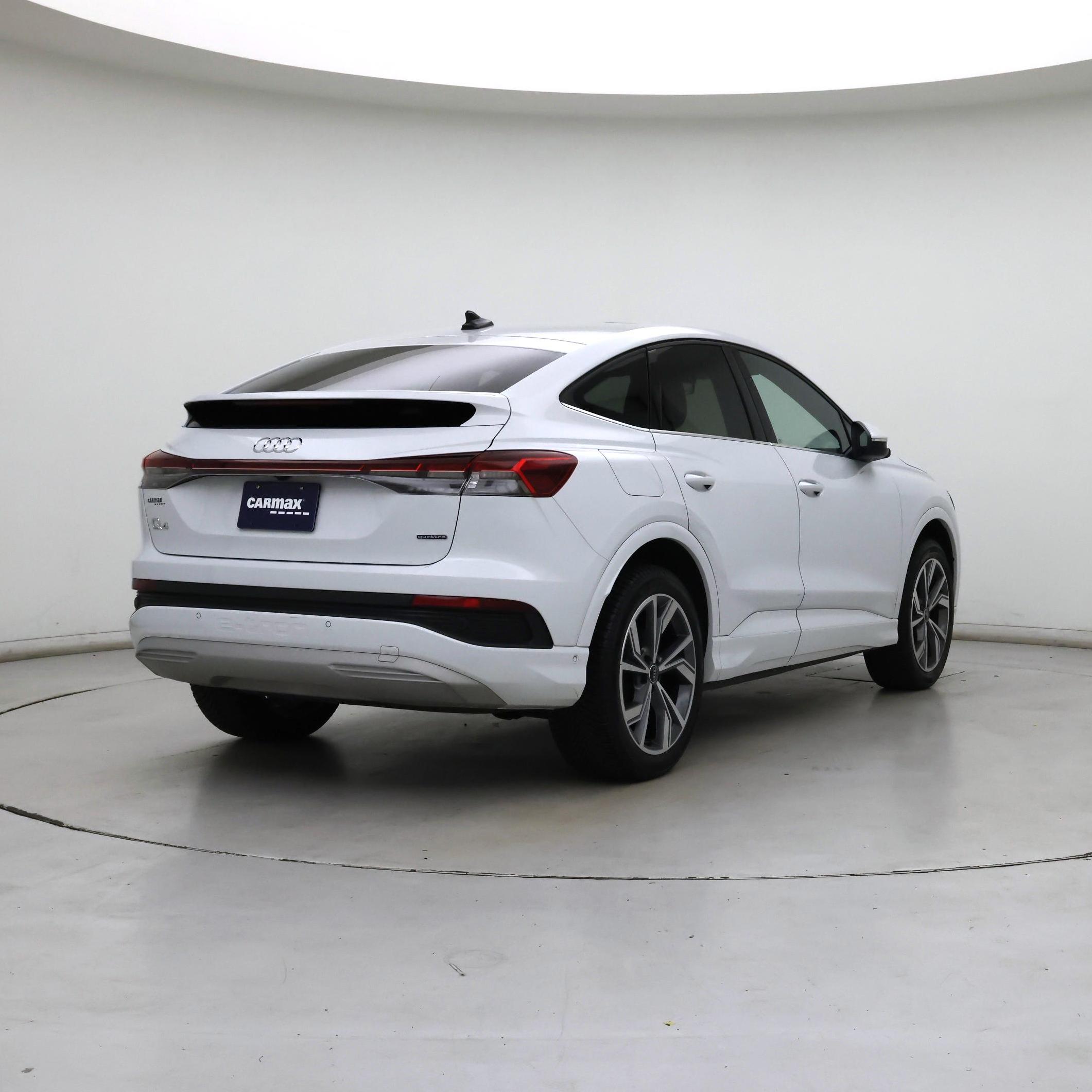 Thumbnail: 2022 Audi Q4 e-tron - 8