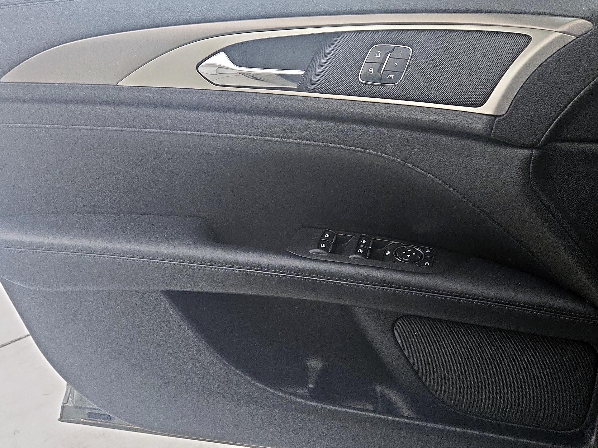 Thumbnail: 2017 Lincoln MKZ - 12