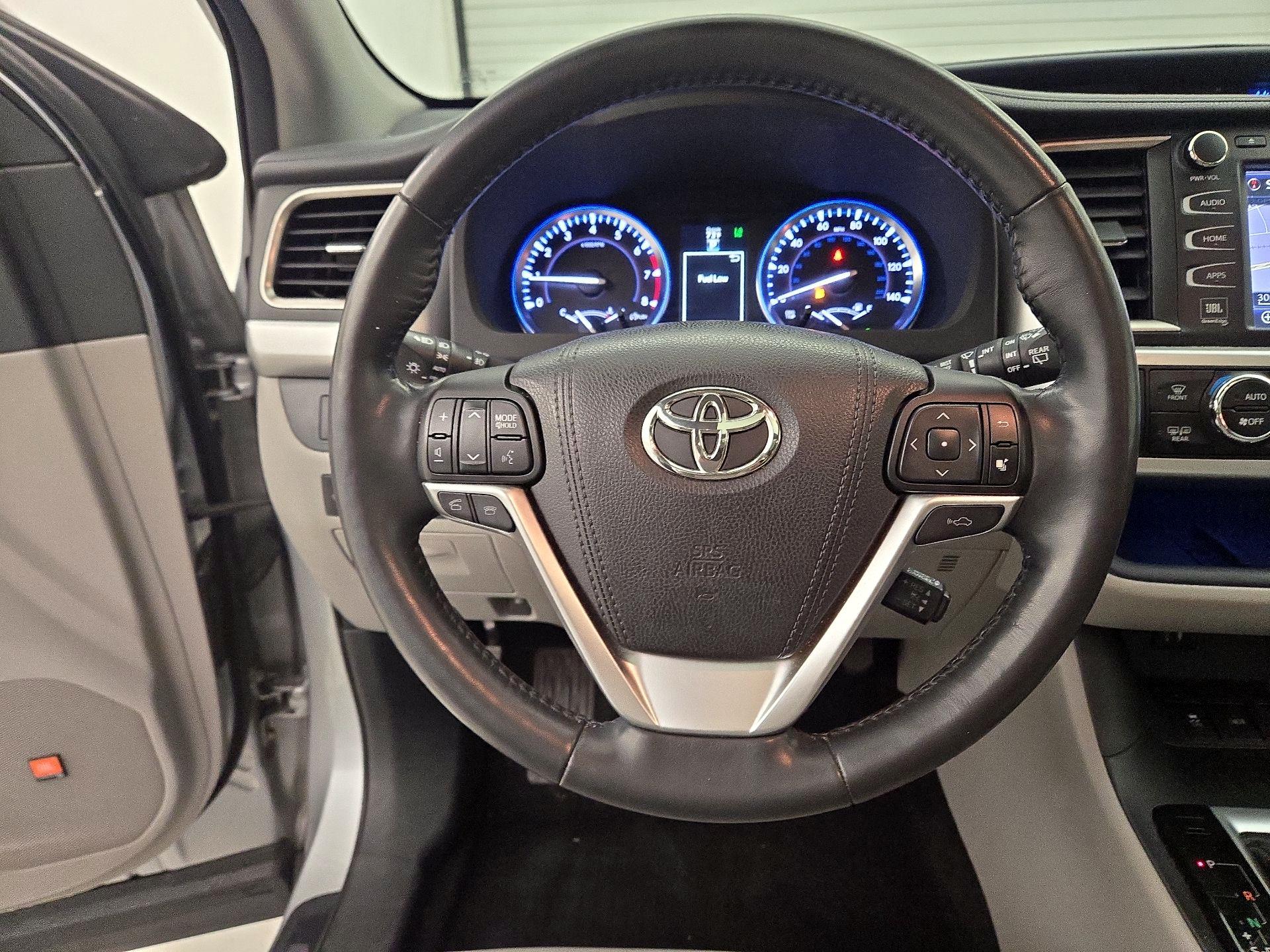 Thumbnail: 2015 Toyota Highlander - 10