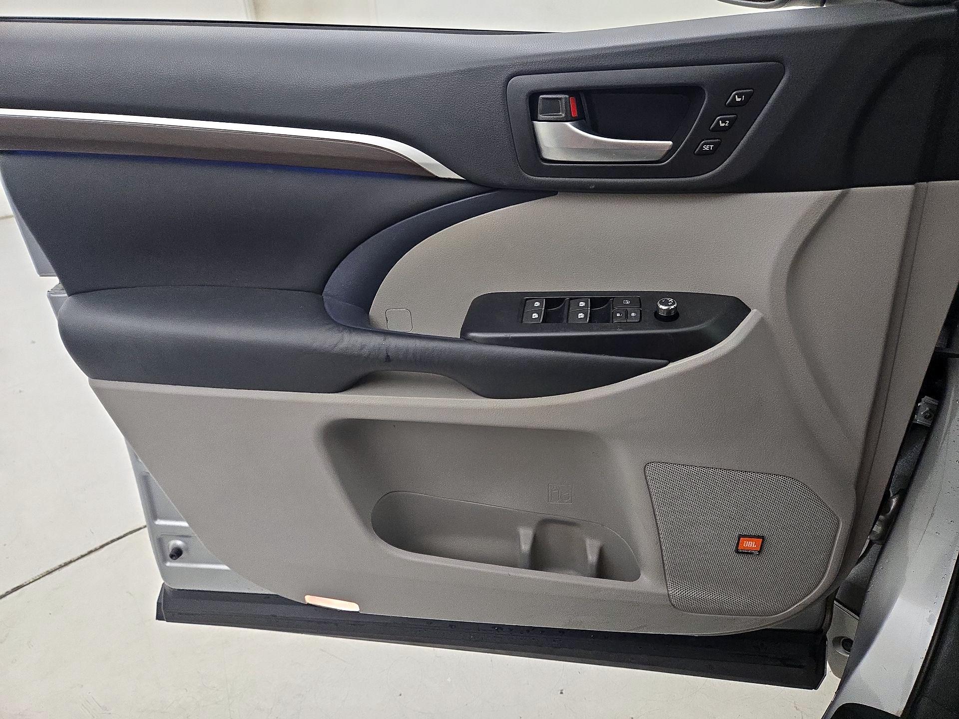 Thumbnail: 2015 Toyota Highlander - 12