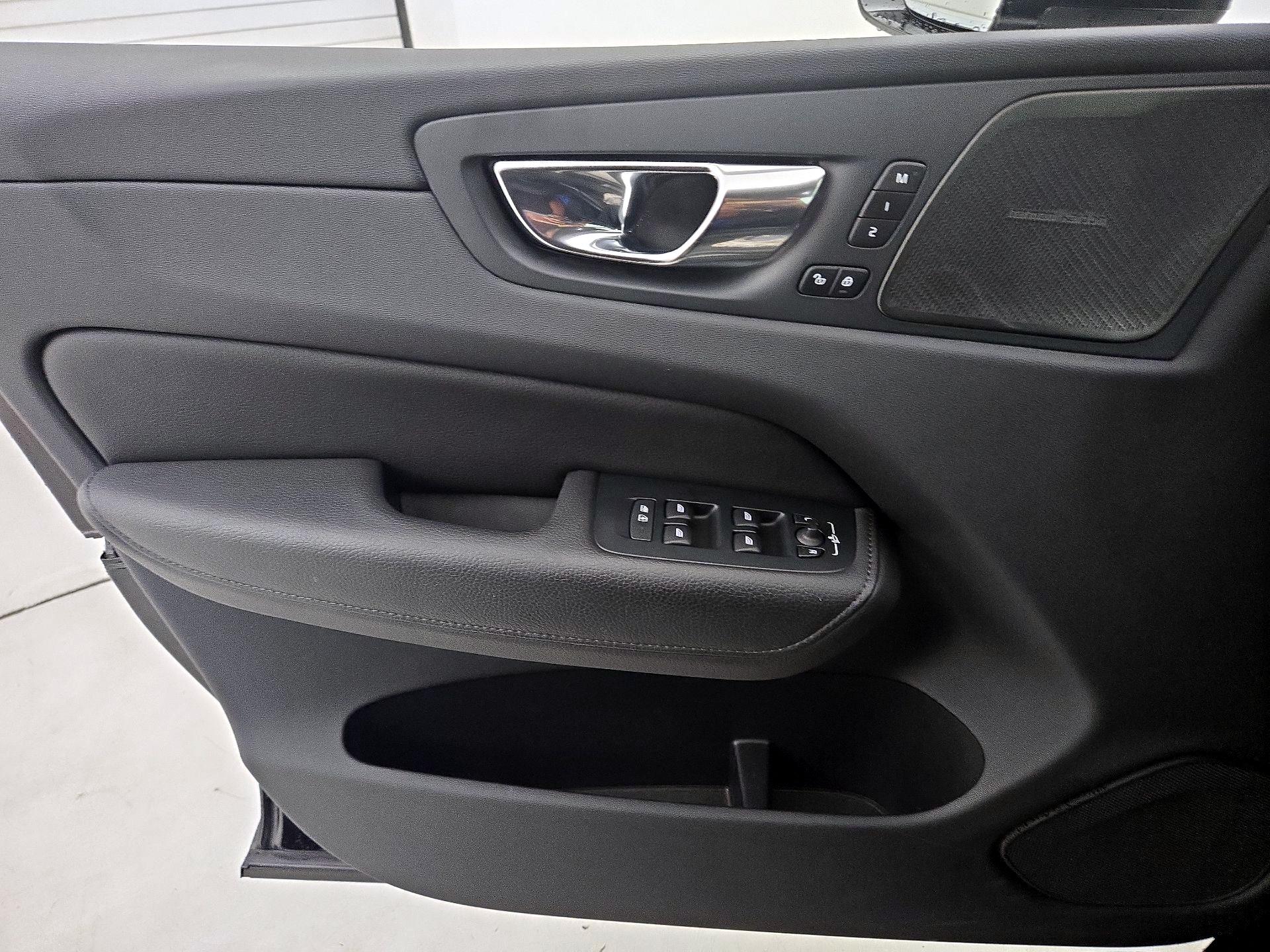 Thumbnail: 2020 Volvo XC60 - 12