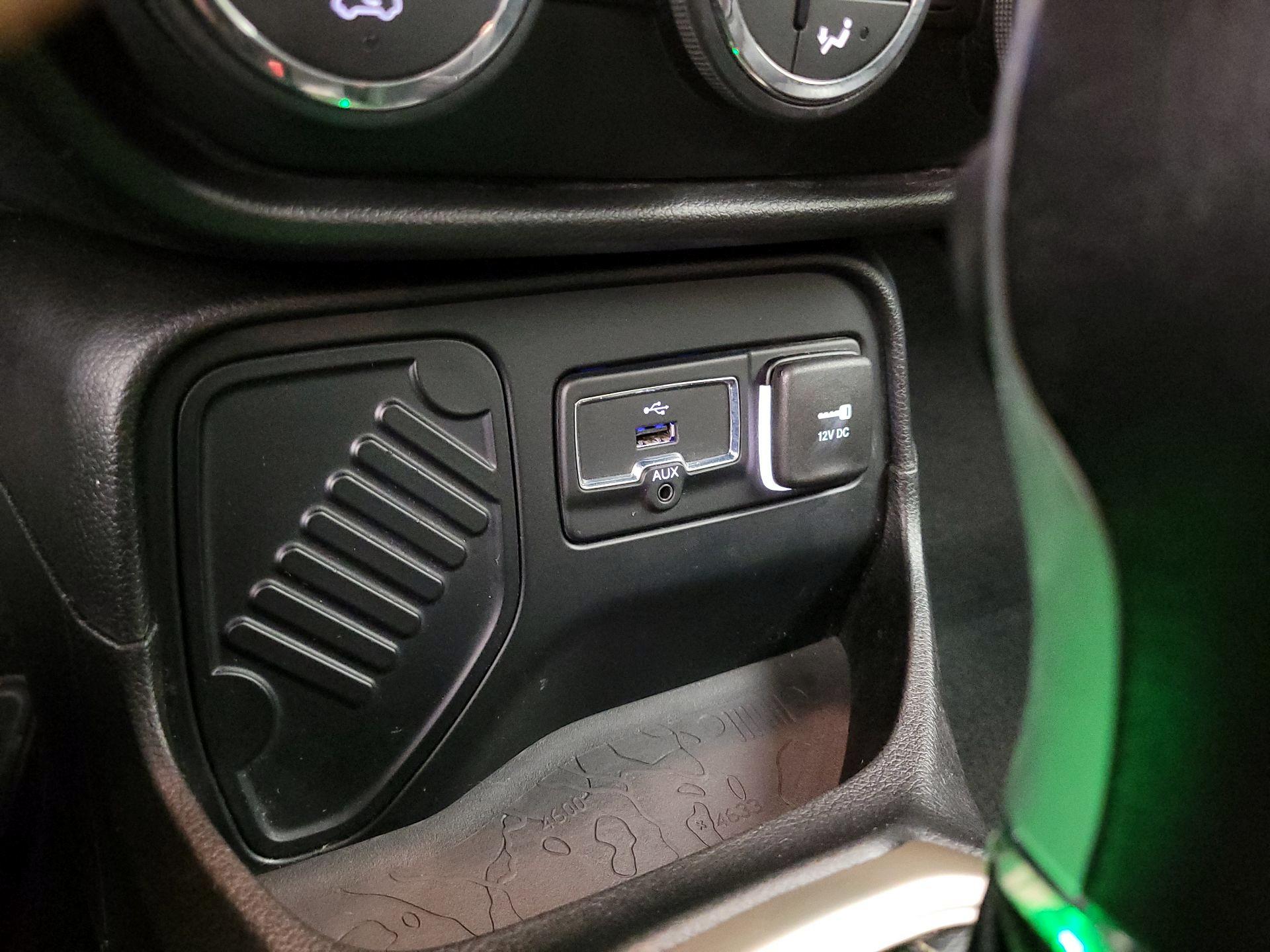 Thumbnail: 2015 Jeep Renegade - 18