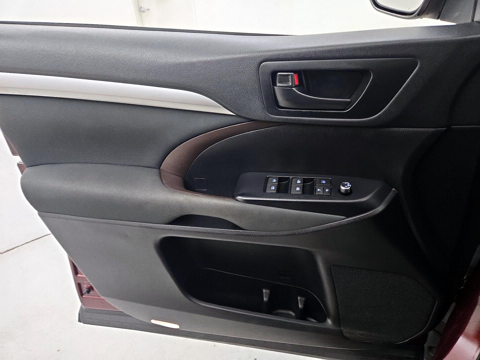 Thumbnail: 2019 Toyota Highlander - 12