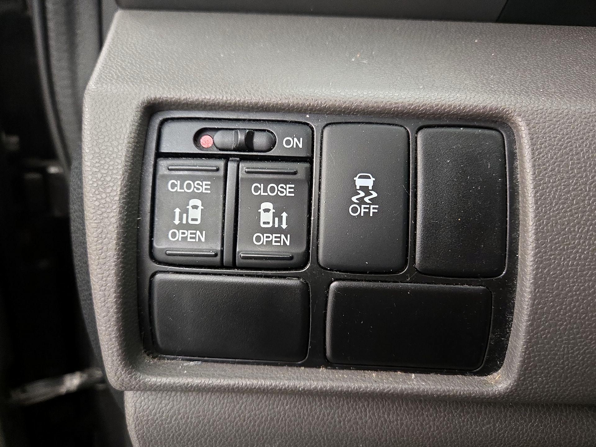 Thumbnail: 2015 Honda Odyssey - 13