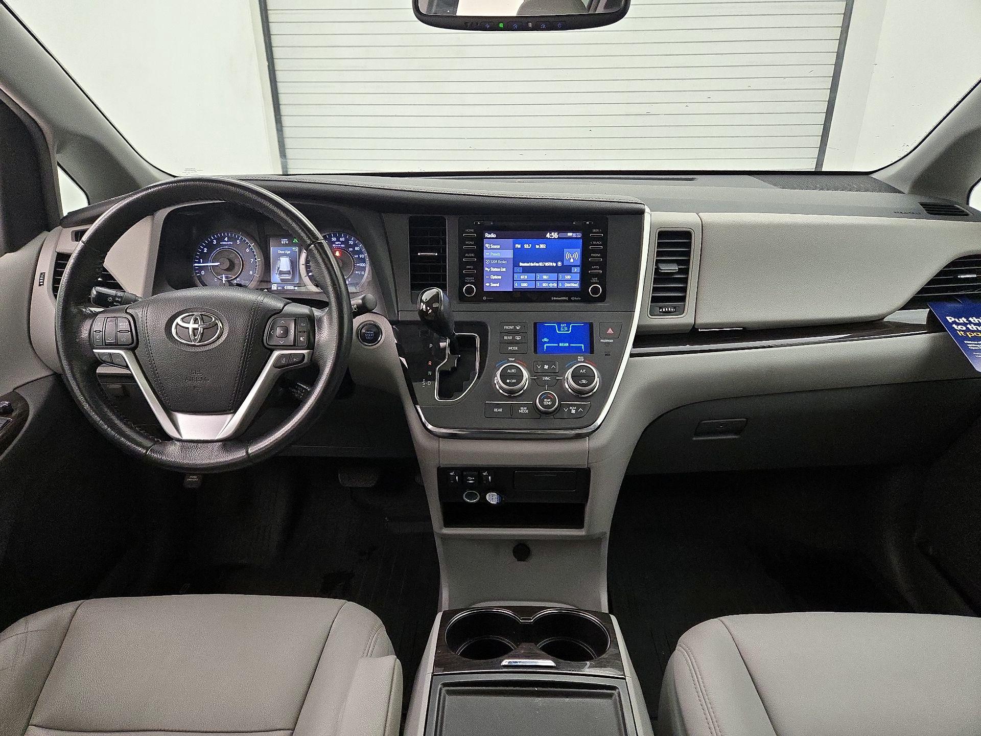 Thumbnail: 2018 Toyota Sienna - 9