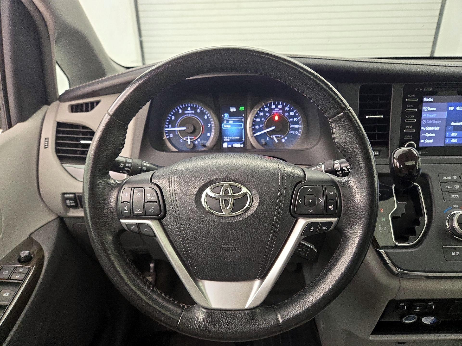 Thumbnail: 2018 Toyota Sienna - 10