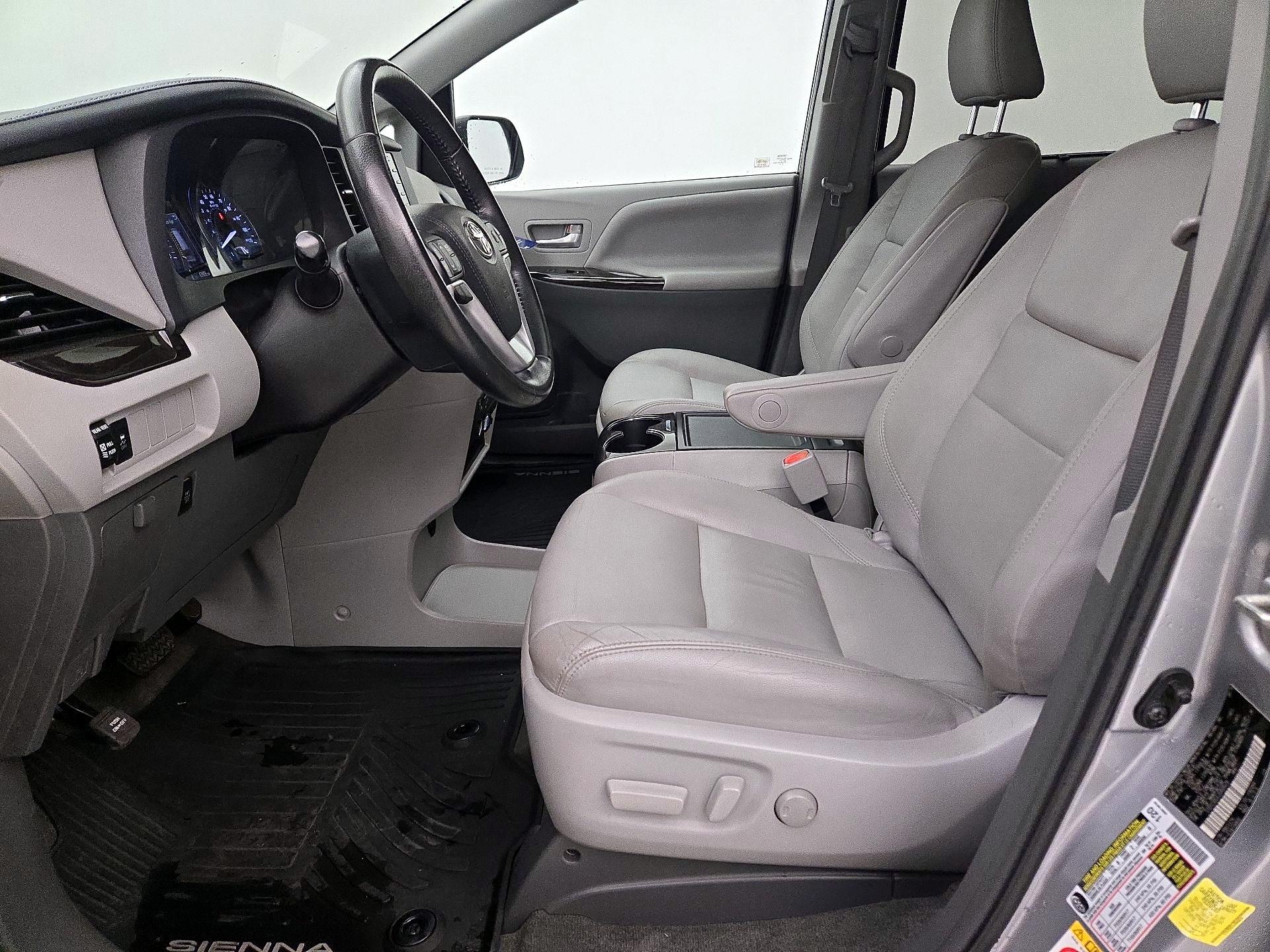 Thumbnail: 2018 Toyota Sienna - 11