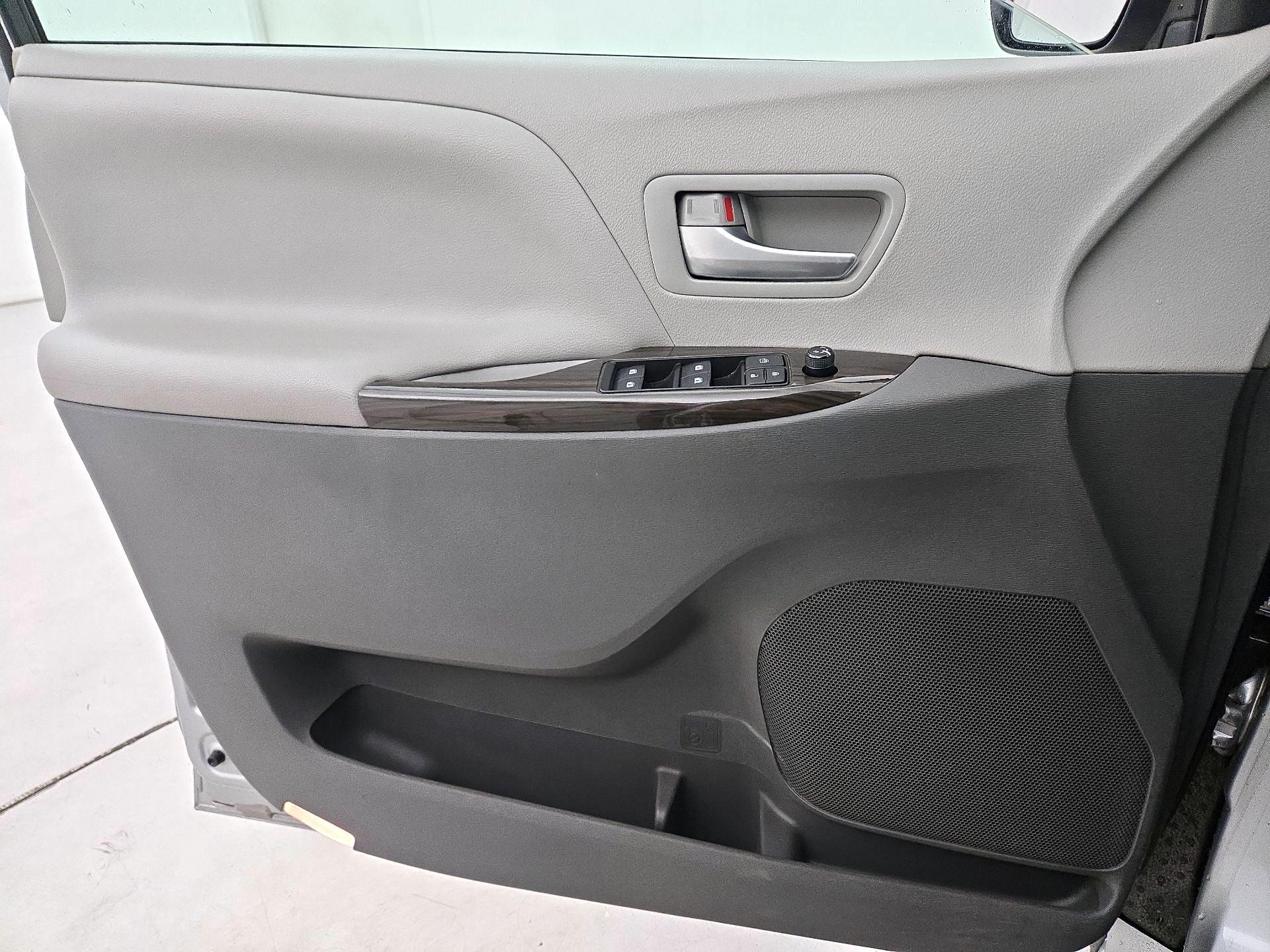 Thumbnail: 2018 Toyota Sienna - 12
