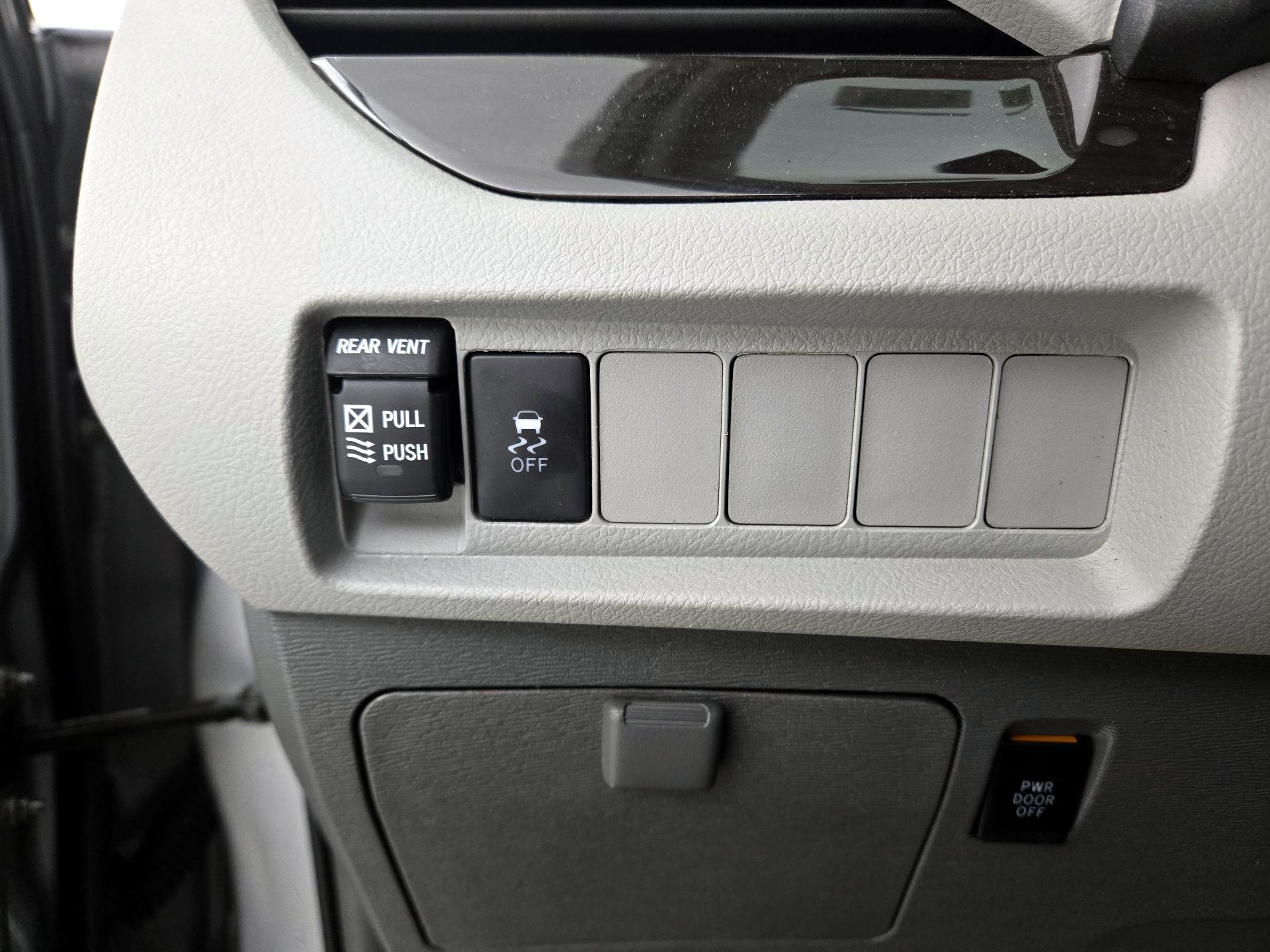 Thumbnail: 2018 Toyota Sienna - 13
