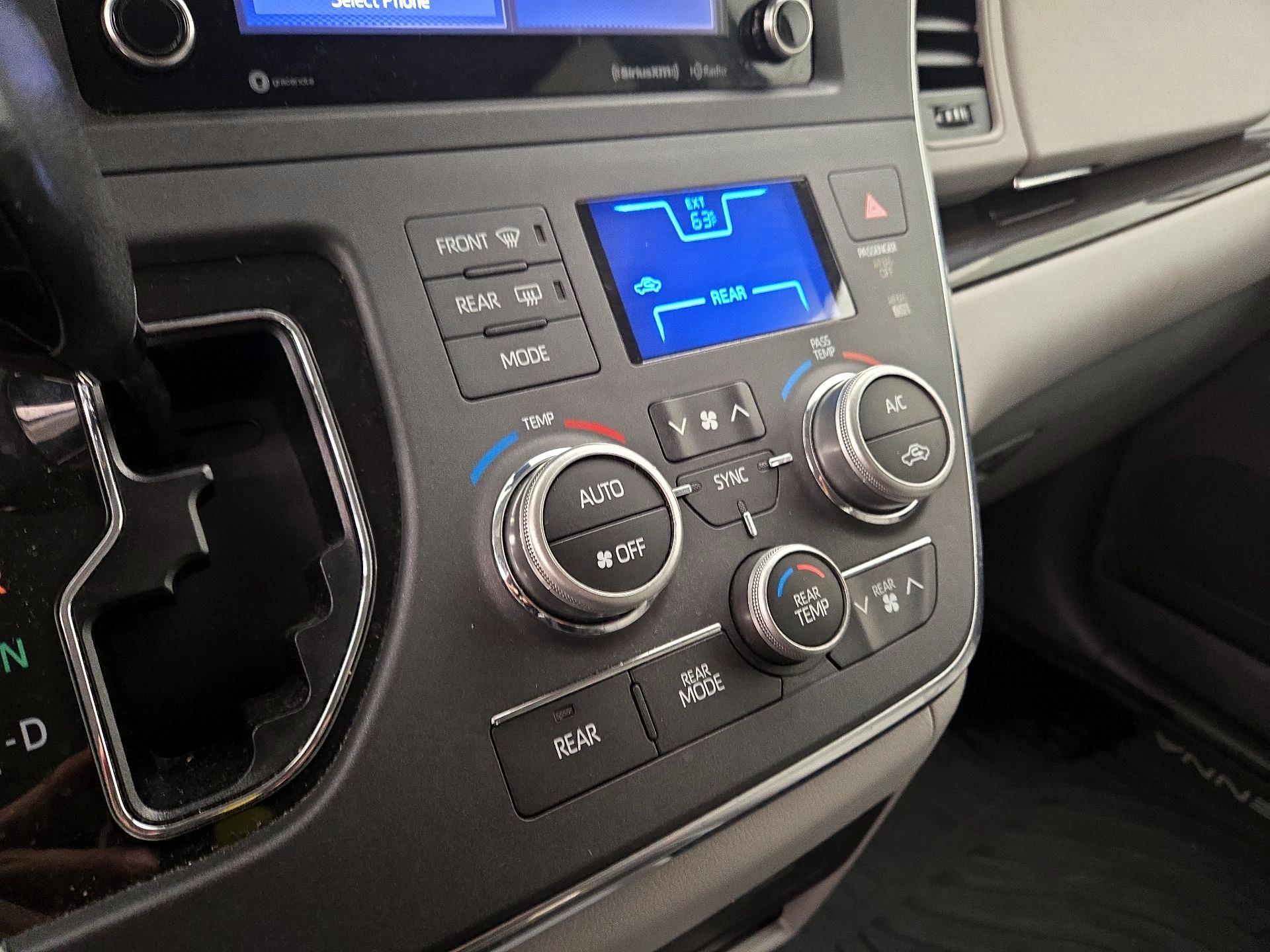 Thumbnail: 2018 Toyota Sienna - 16