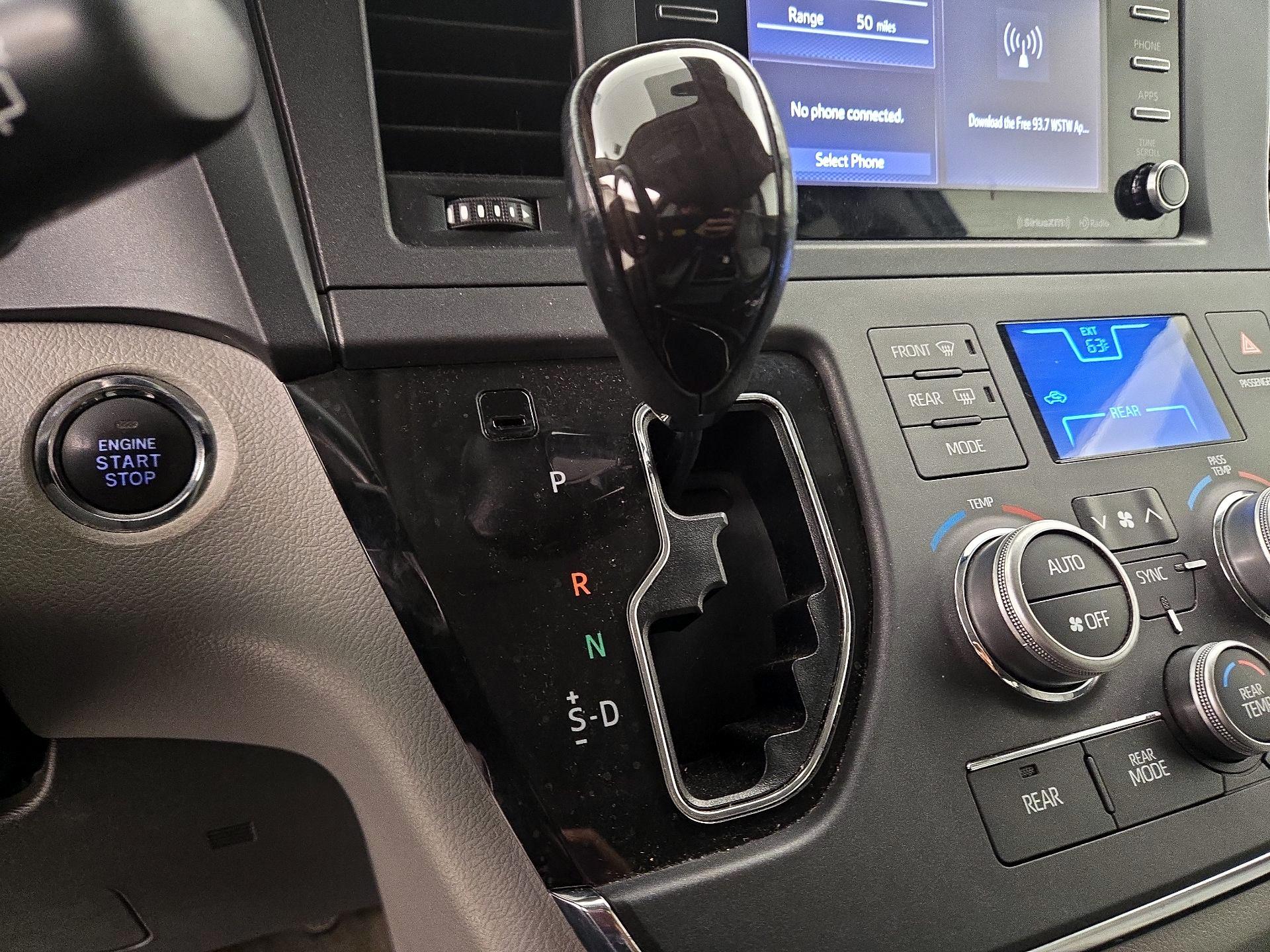 Thumbnail: 2018 Toyota Sienna - 17