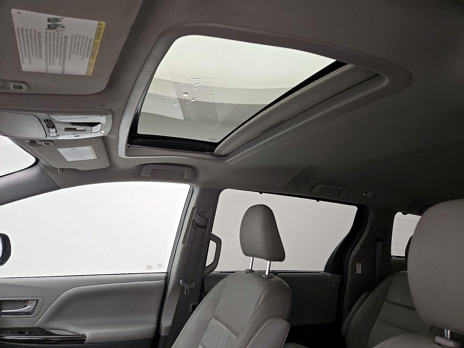 Thumbnail: 2018 Toyota Sienna - 19