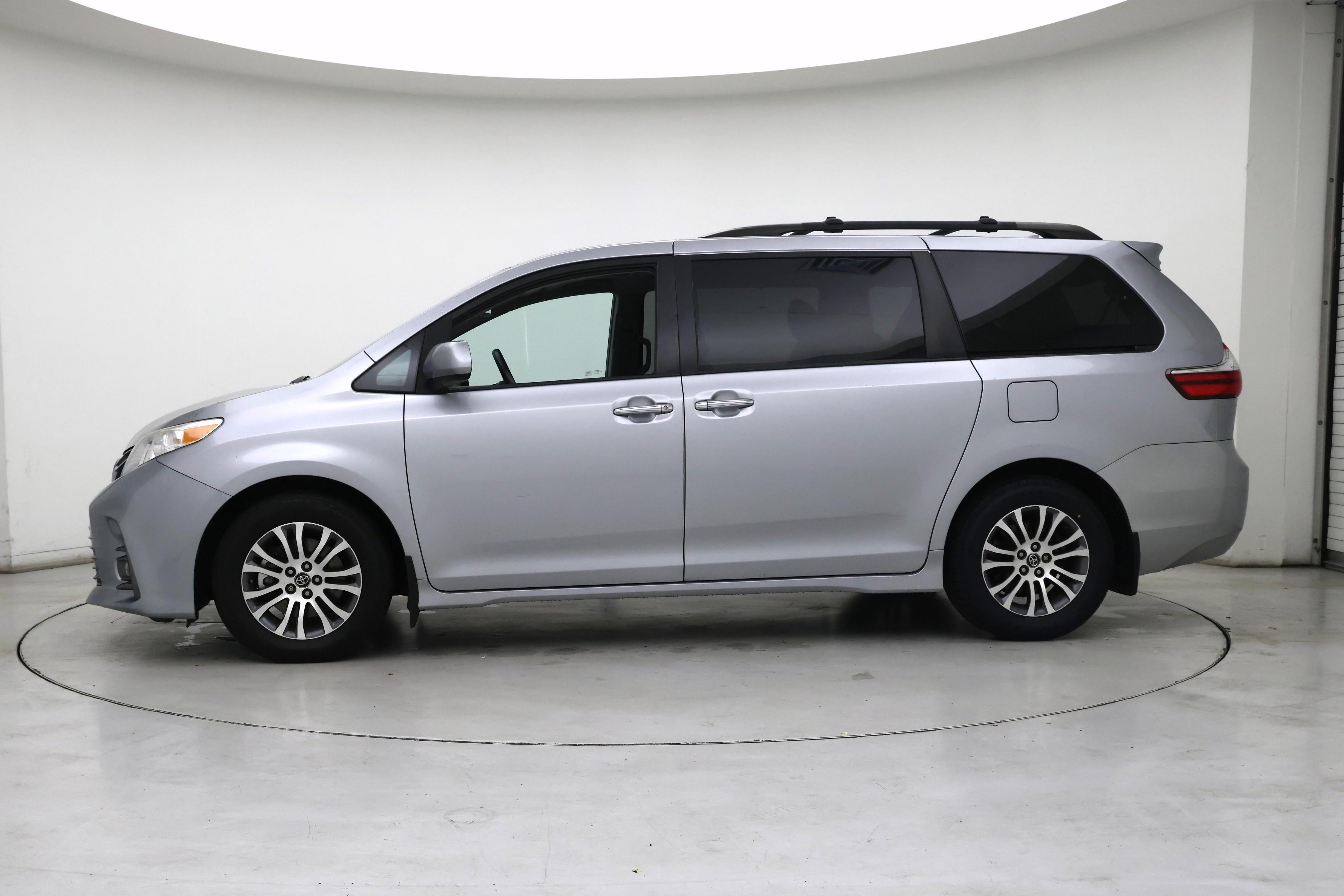 Thumbnail: 2018 Toyota Sienna - 3