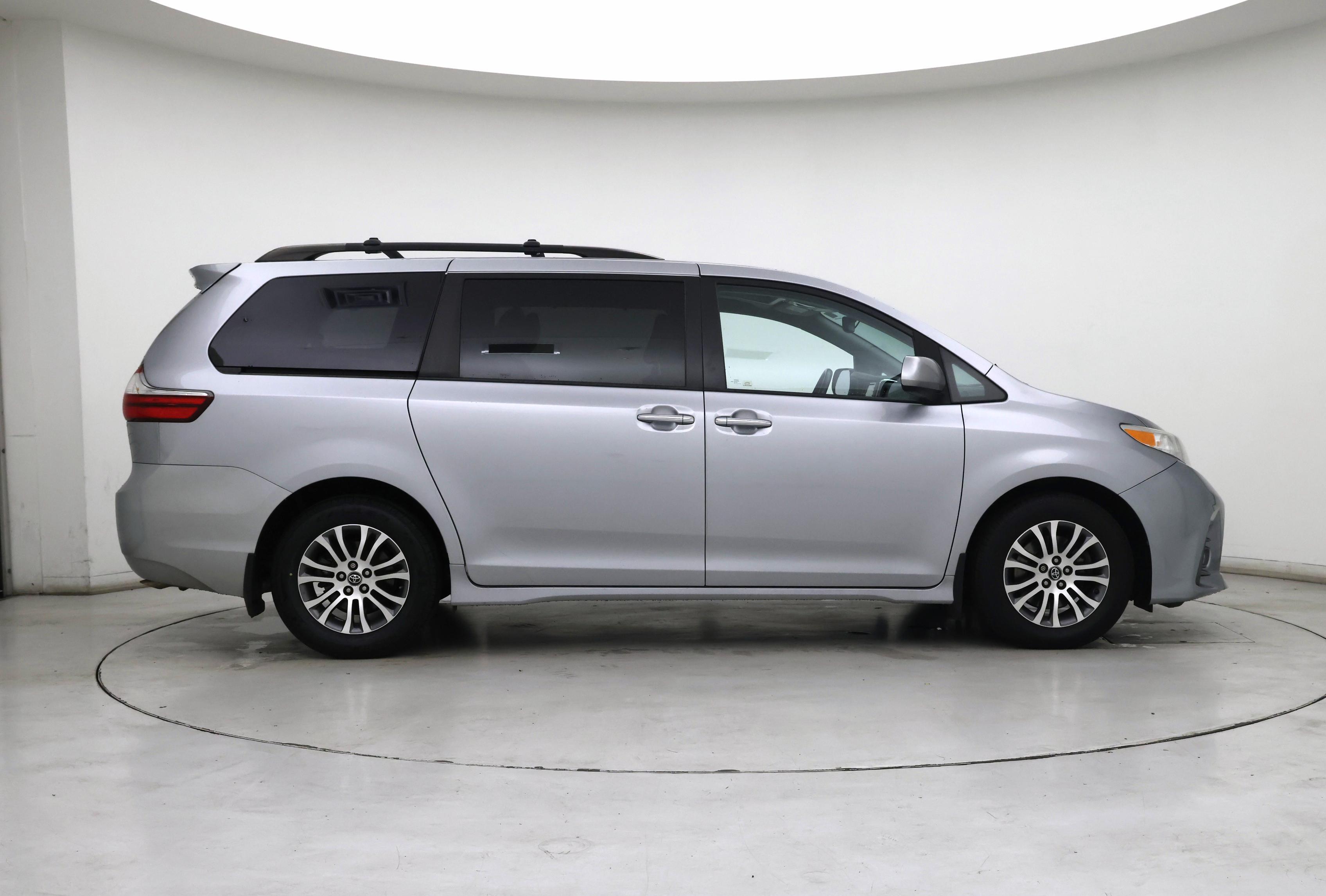 Thumbnail: 2018 Toyota Sienna - 7