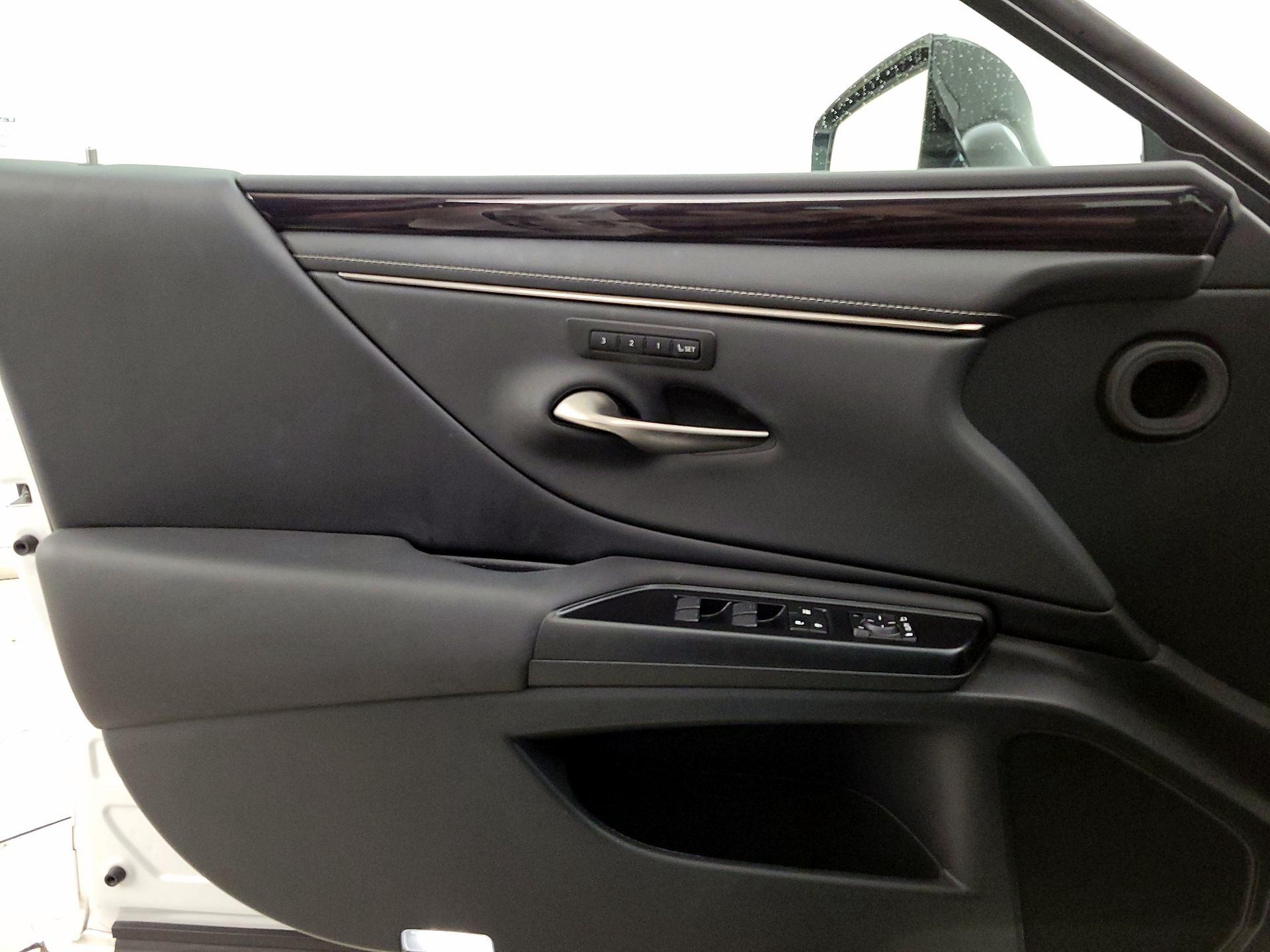 Thumbnail: 2020 Lexus ES - 12