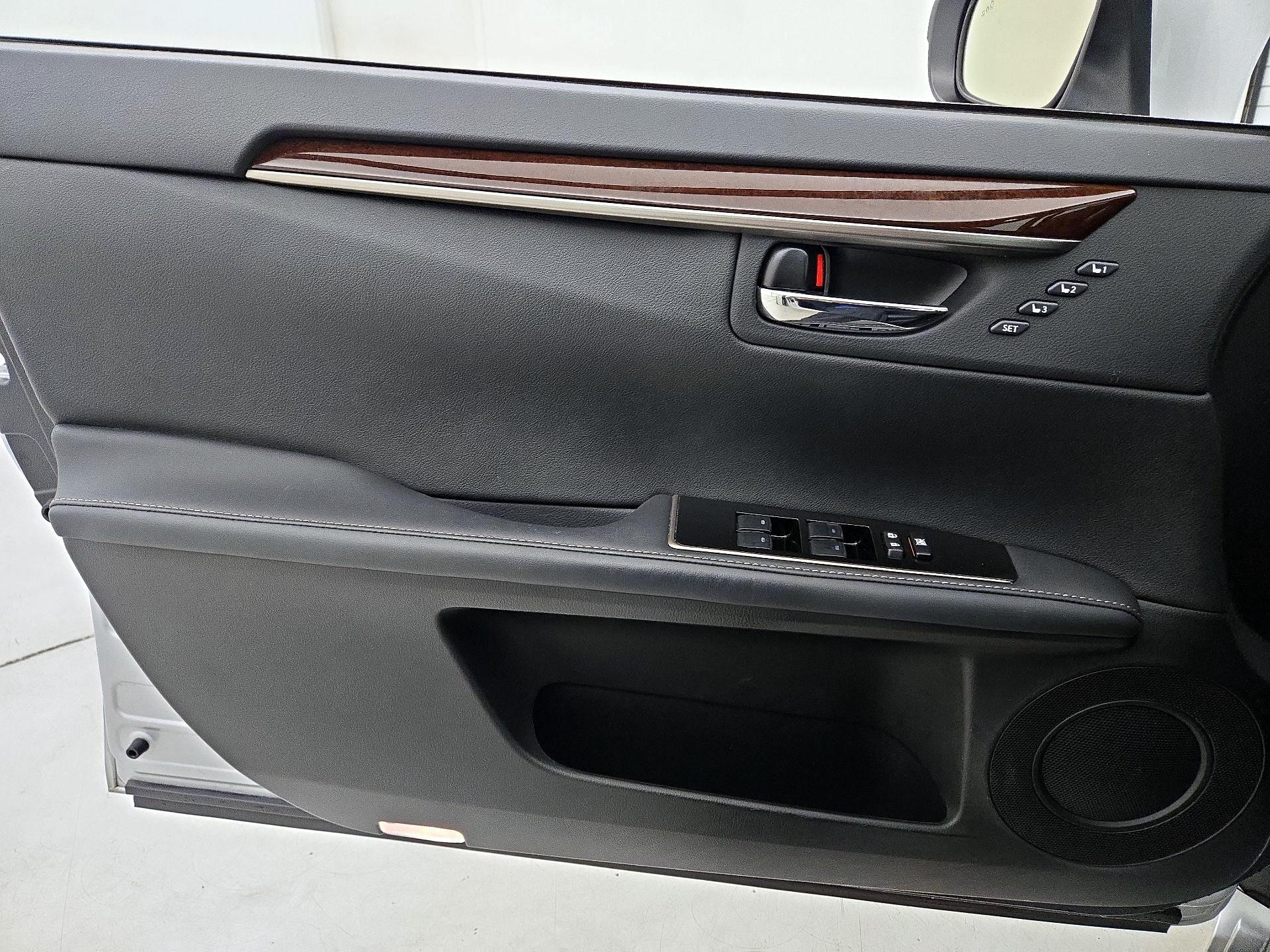 Thumbnail: 2016 Lexus ES - 12