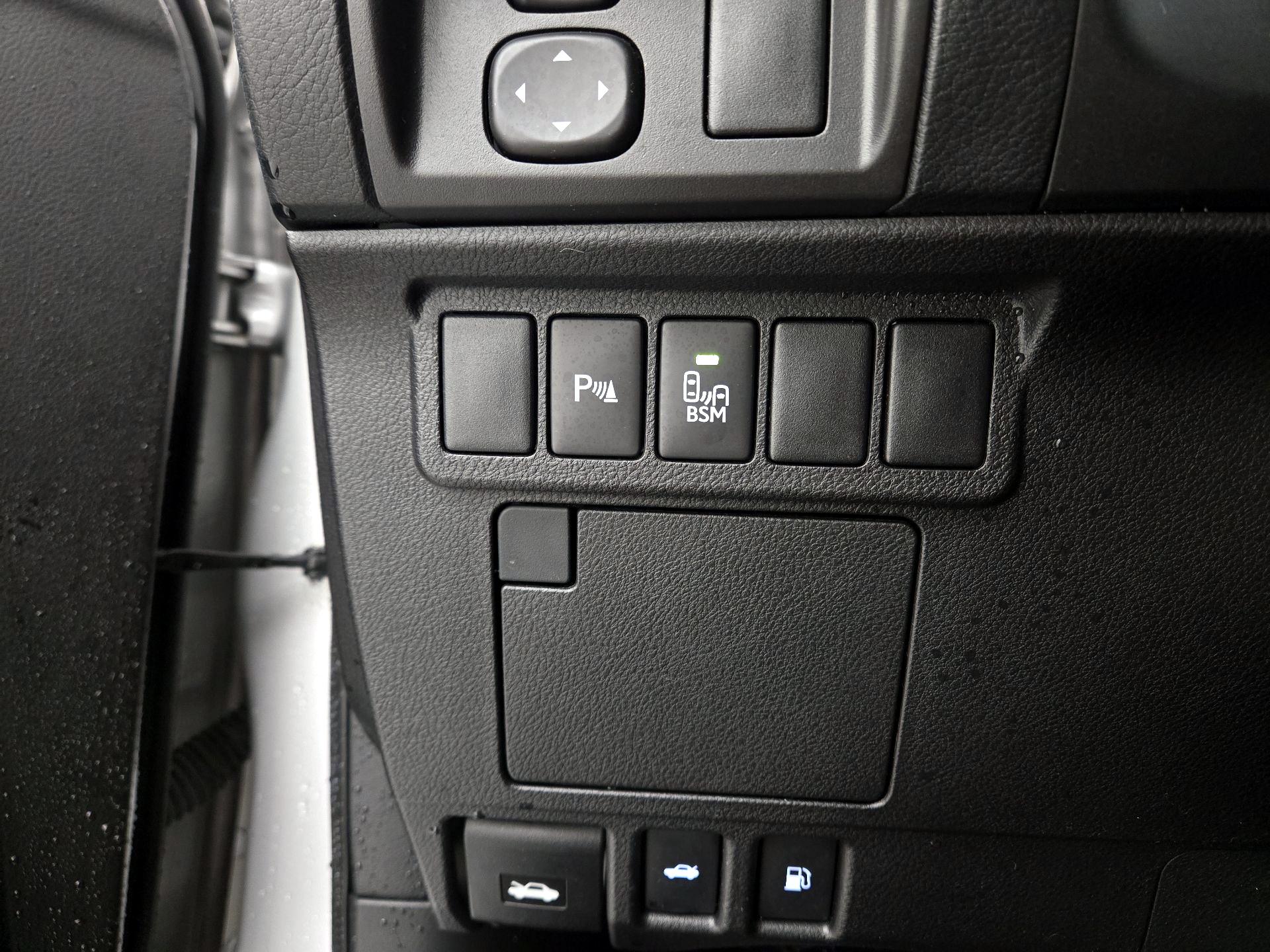 Thumbnail: 2016 Lexus ES - 13