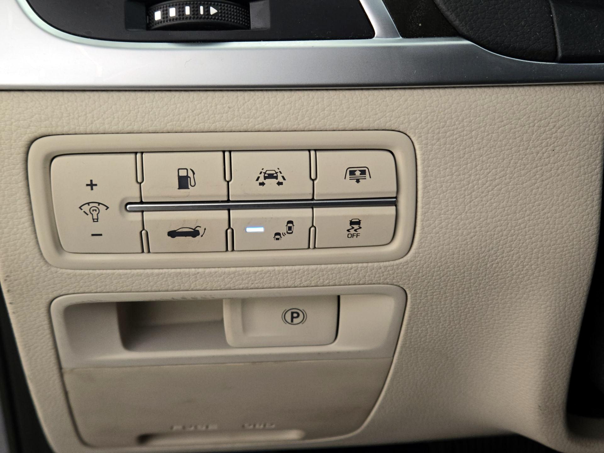 Thumbnail: 2016 Hyundai Genesis - 13