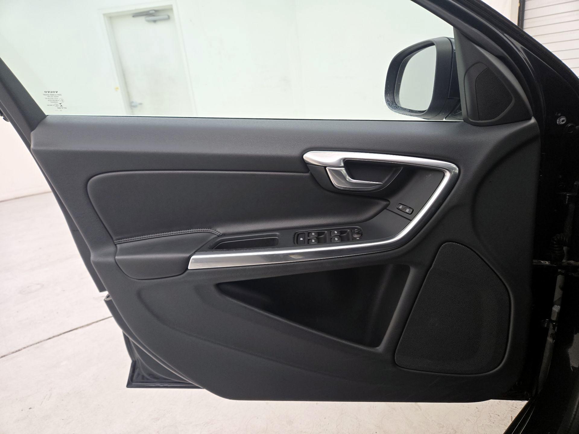 Thumbnail: 2016 Volvo V60 - 12