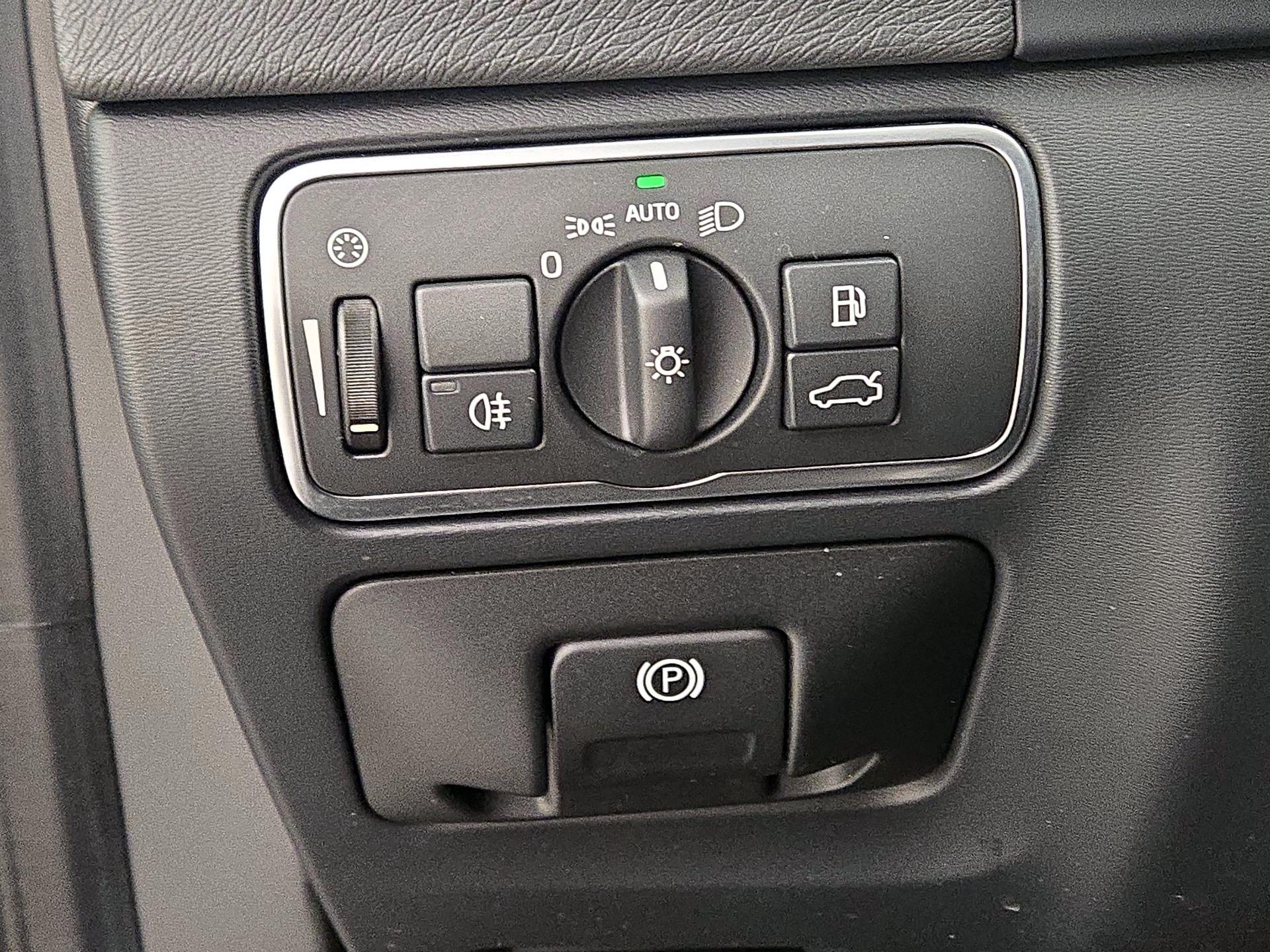 Thumbnail: 2016 Volvo V60 - 13