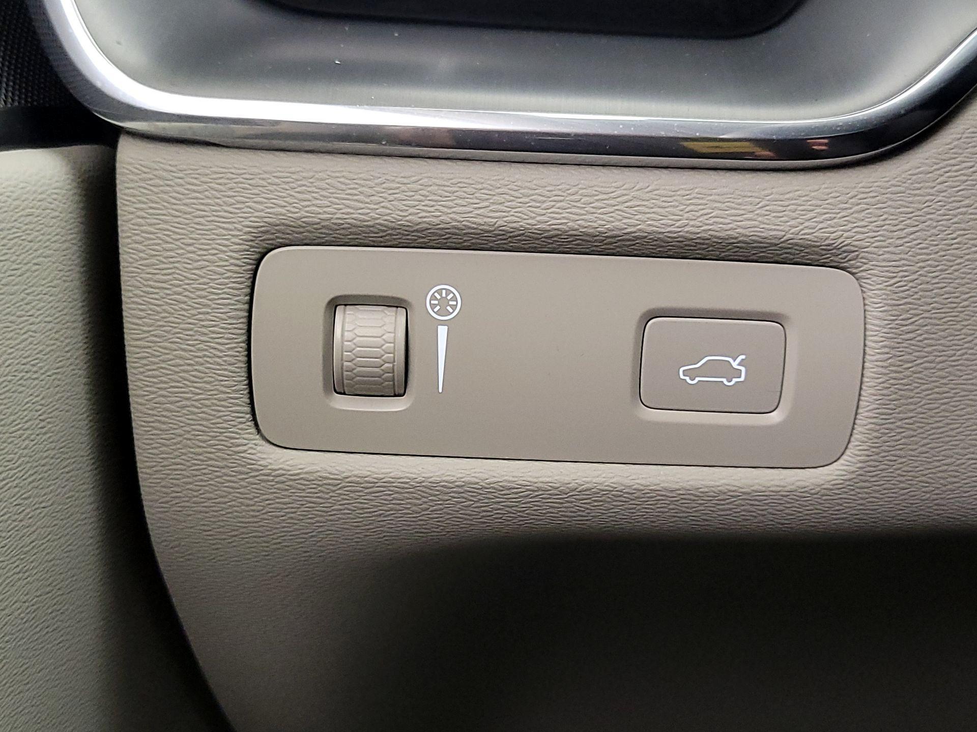 Thumbnail: 2022 Volvo XC60 - 13