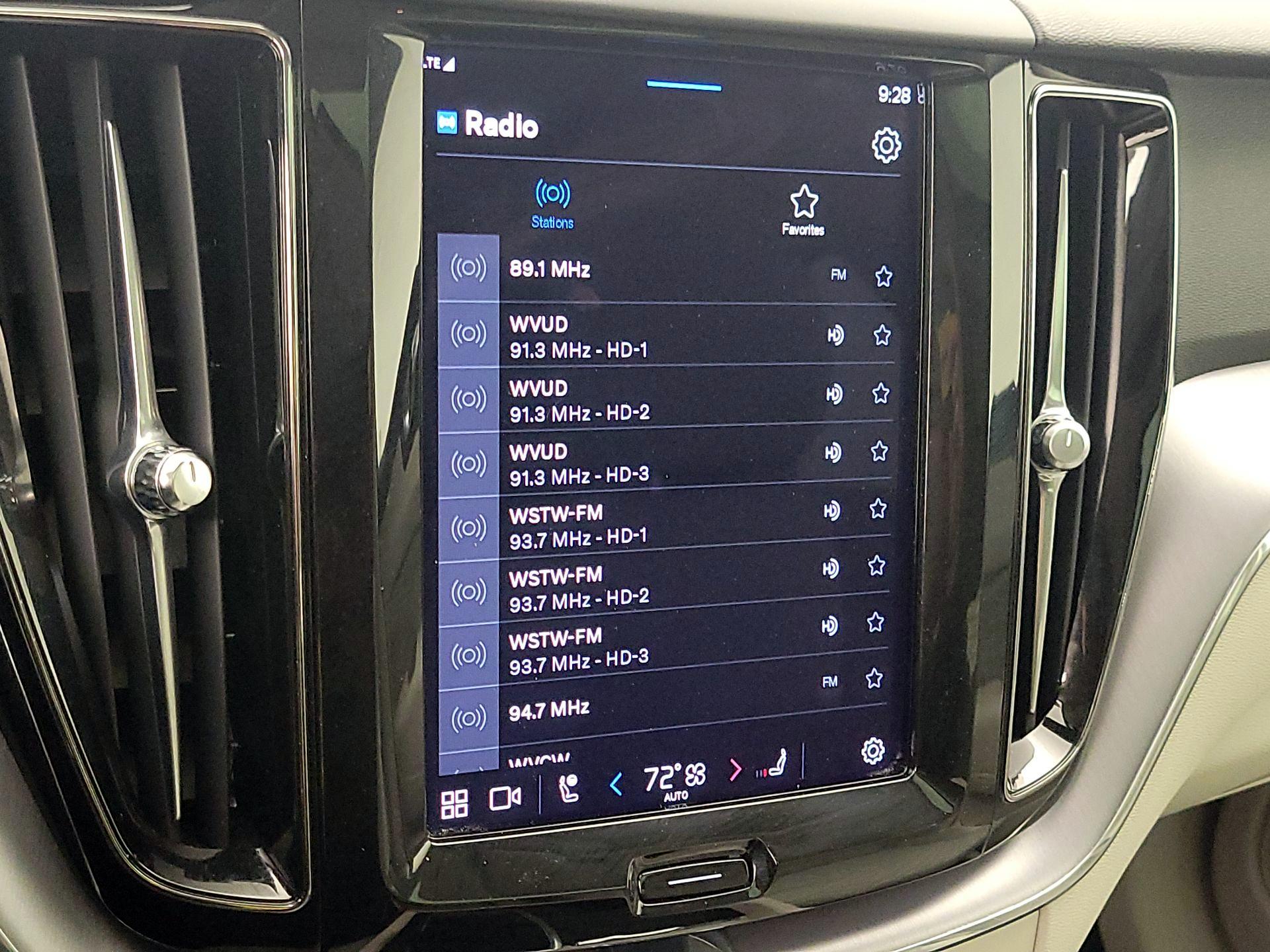 Thumbnail: 2022 Volvo XC60 - 16