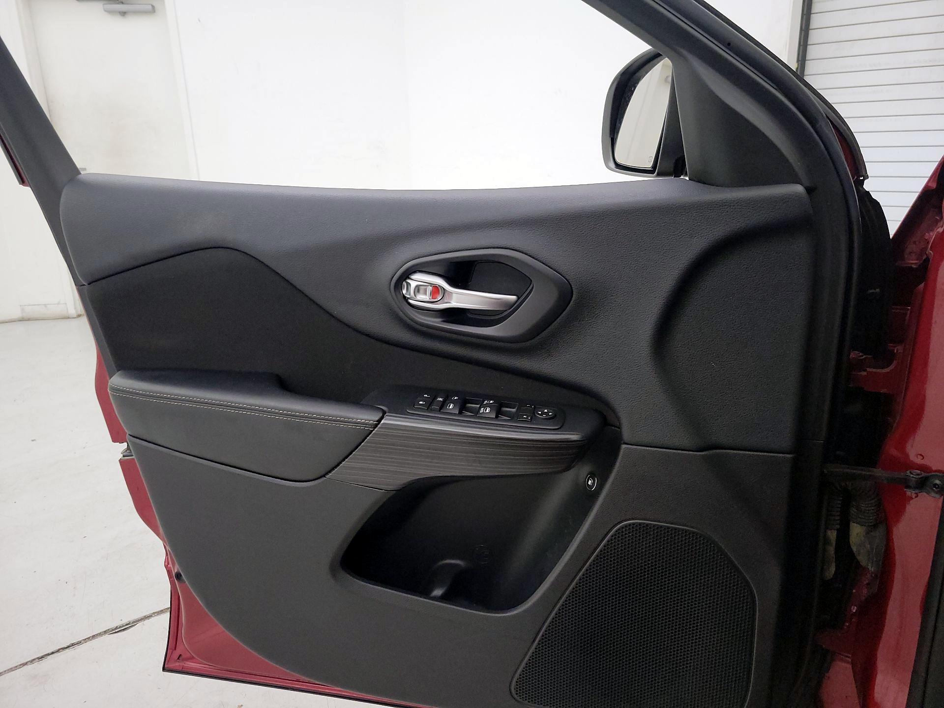 Thumbnail: 2016 Jeep Cherokee - 12