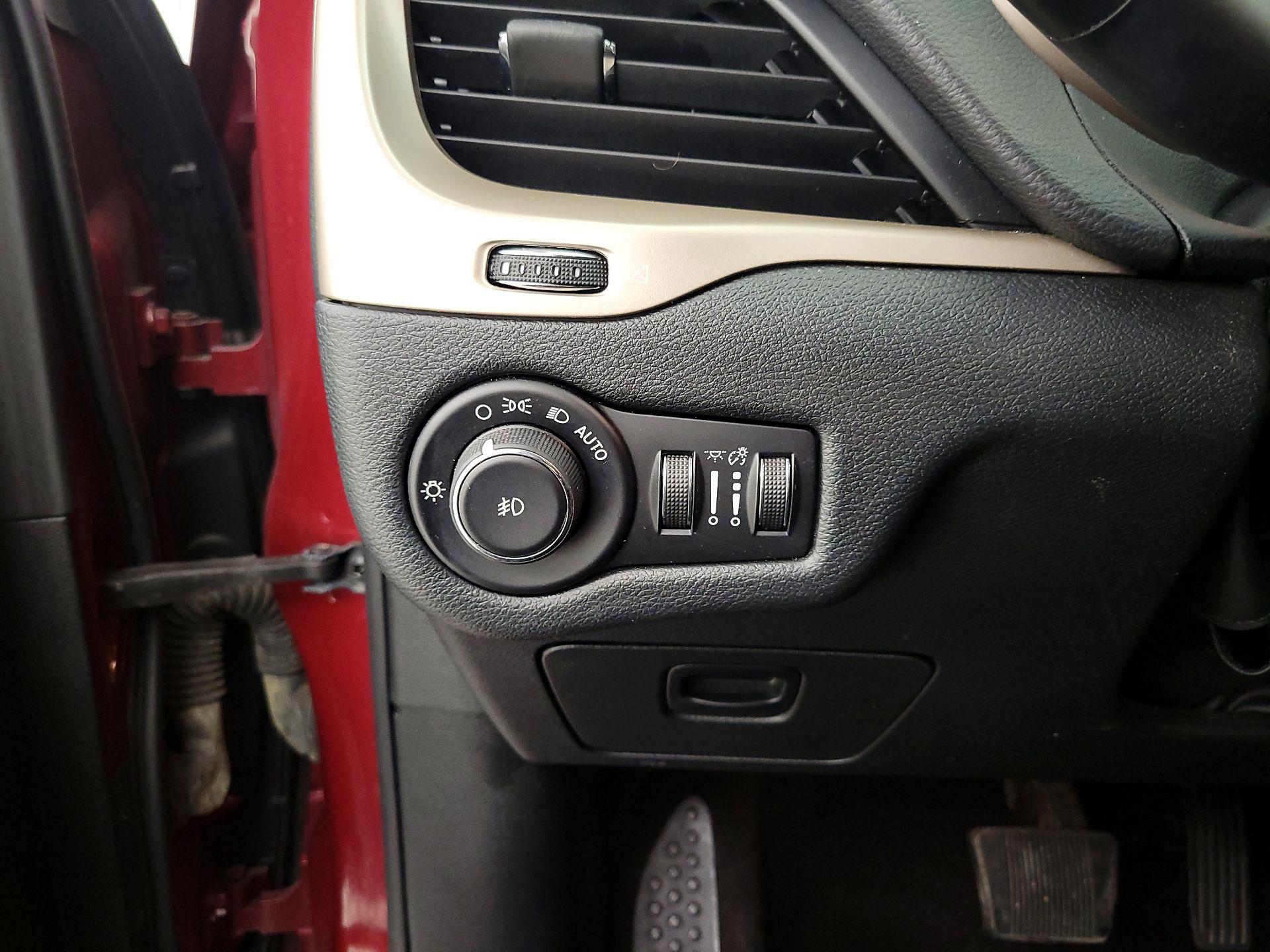 Thumbnail: 2016 Jeep Cherokee - 13