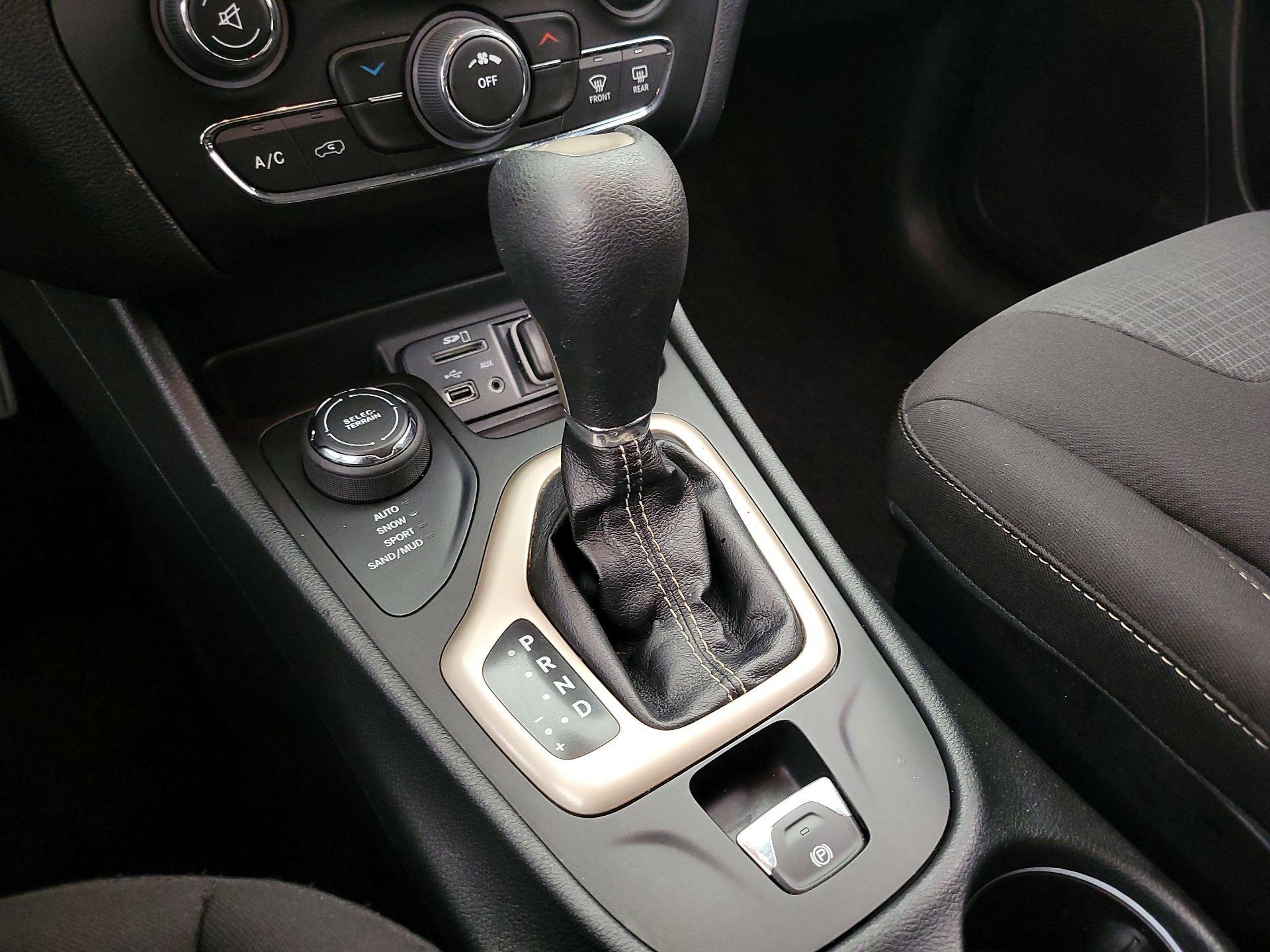 Thumbnail: 2016 Jeep Cherokee - 17