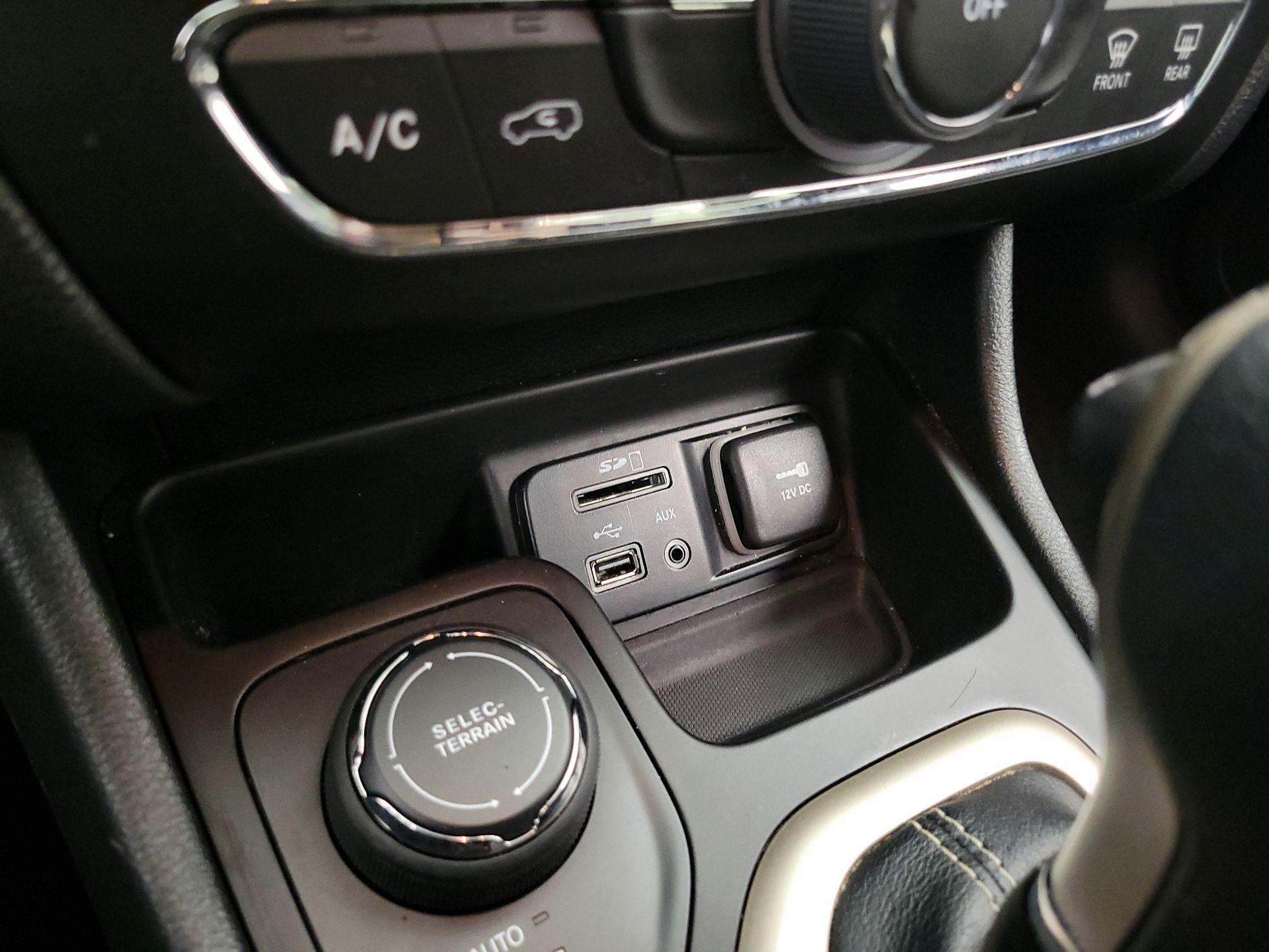 Thumbnail: 2016 Jeep Cherokee - 18