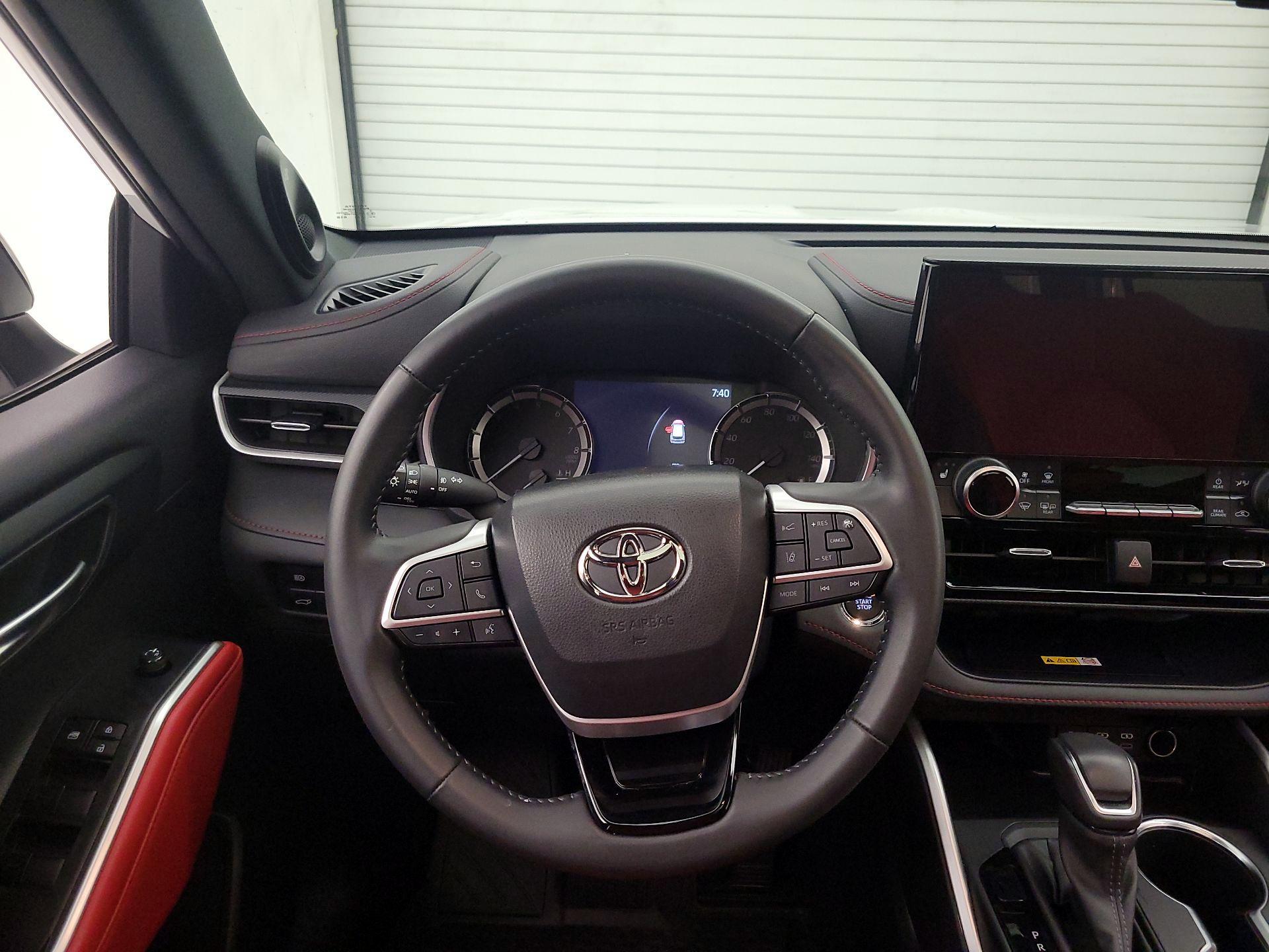 Thumbnail: 2023 Toyota Highlander - 10