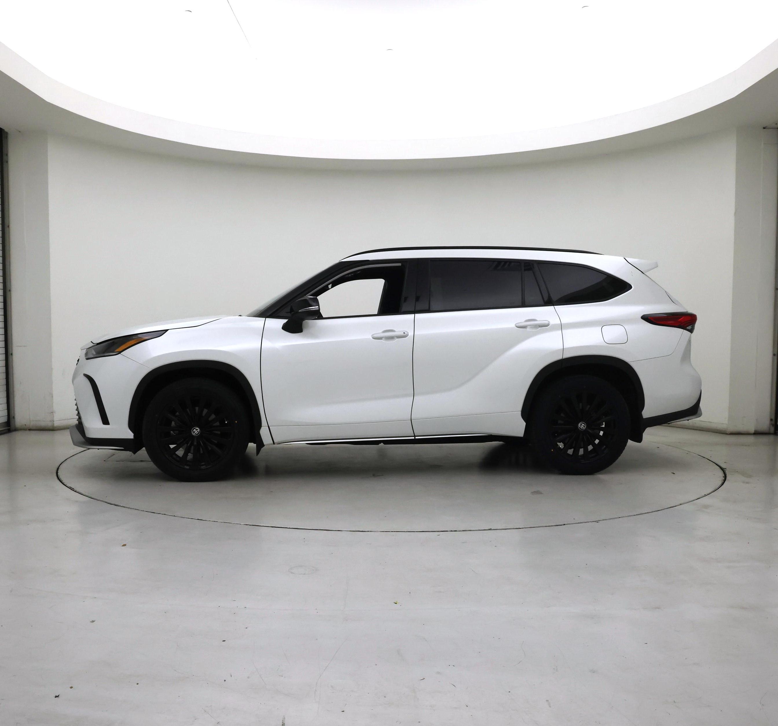 Thumbnail: 2023 Toyota Highlander - 3
