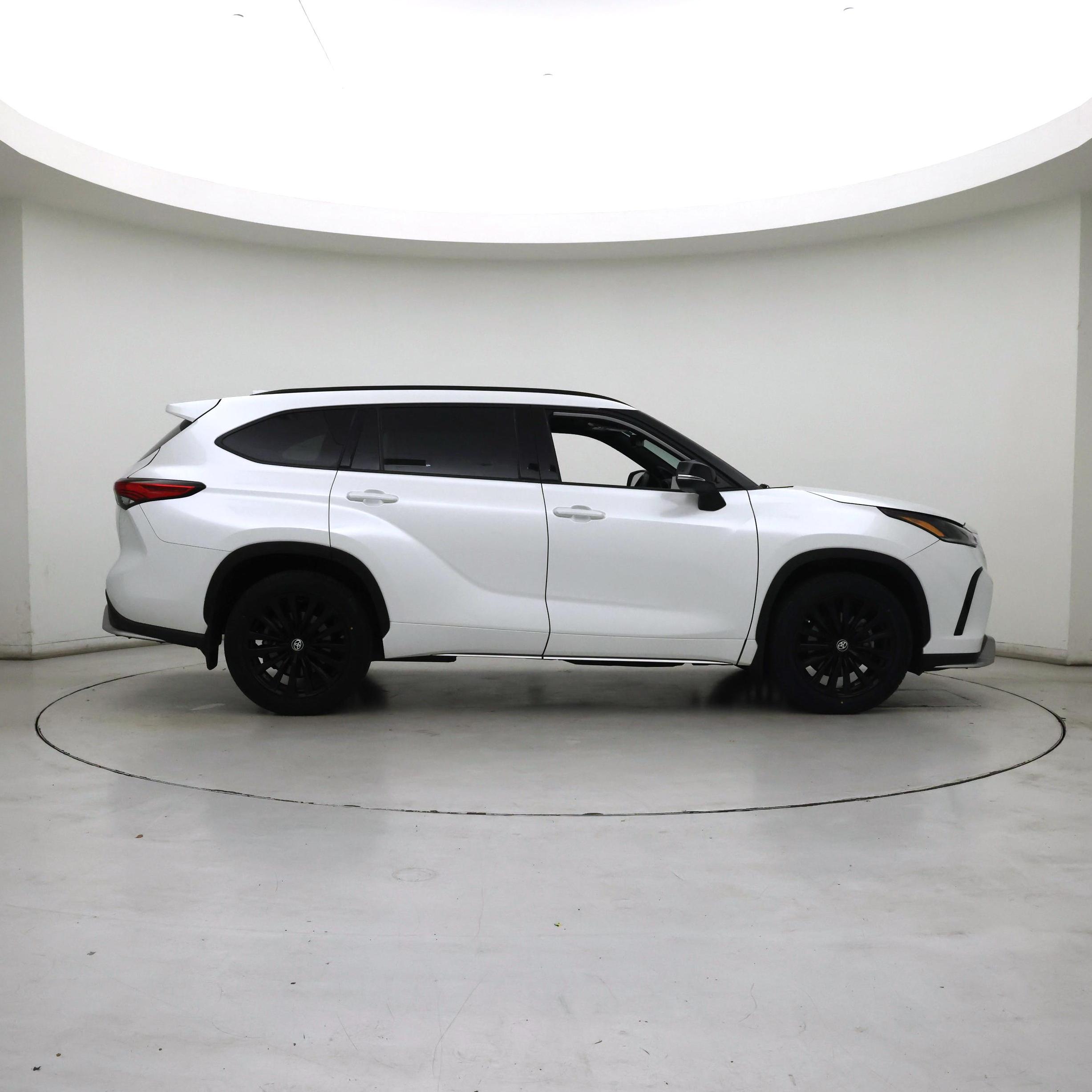 Thumbnail: 2023 Toyota Highlander - 7