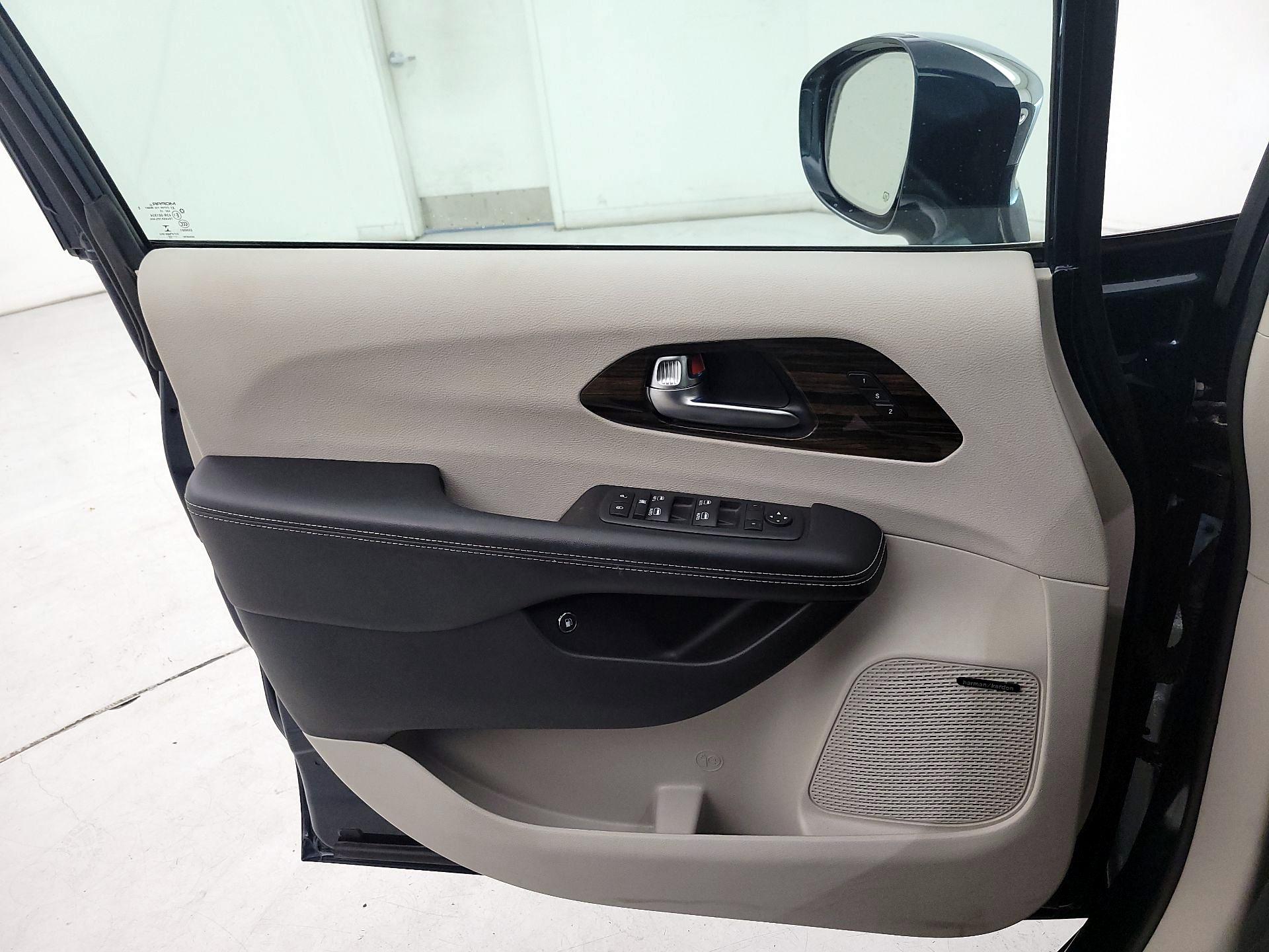 Thumbnail: 2022 Chrysler Pacifica - 12