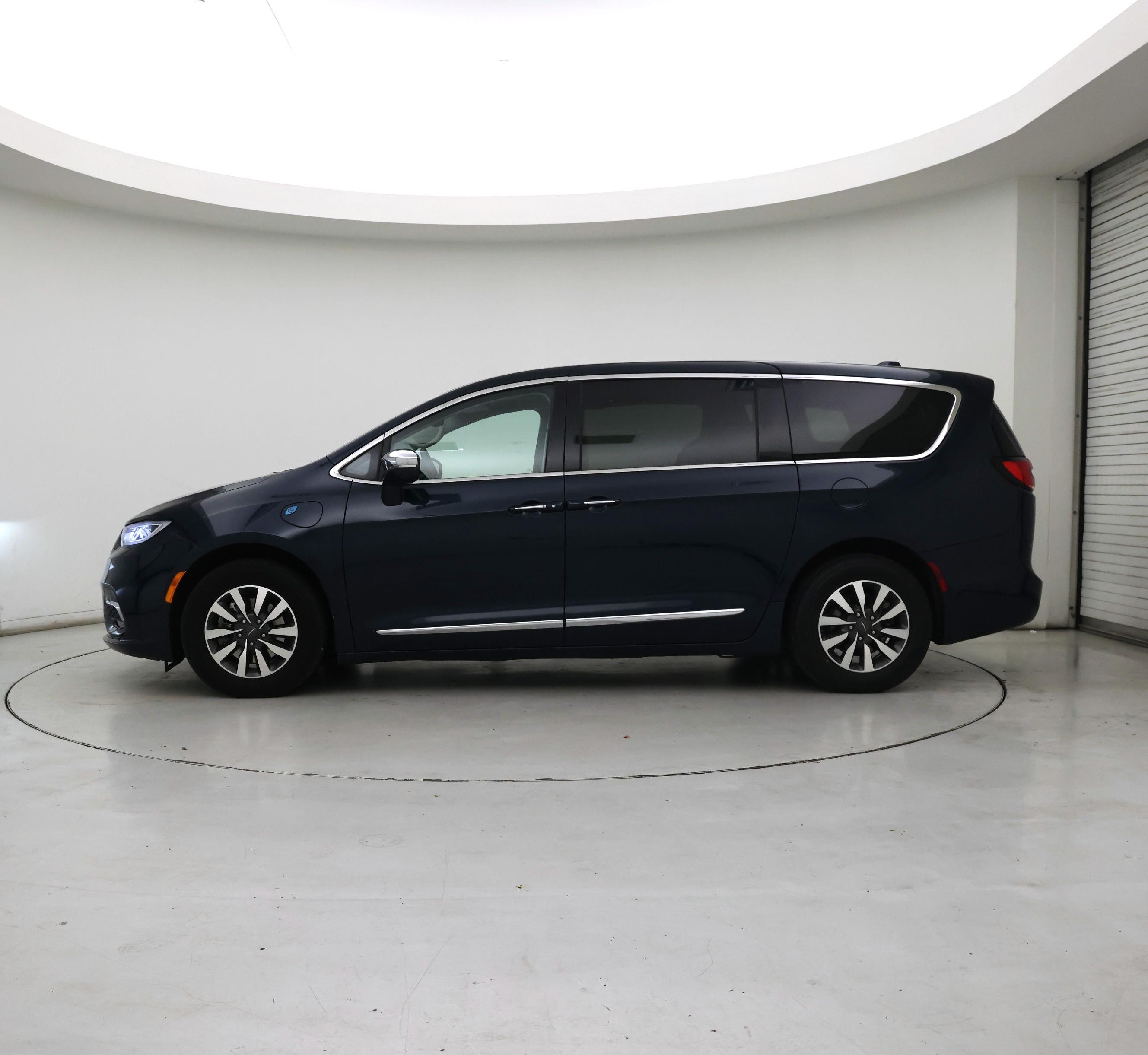 Thumbnail: 2022 Chrysler Pacifica - 3