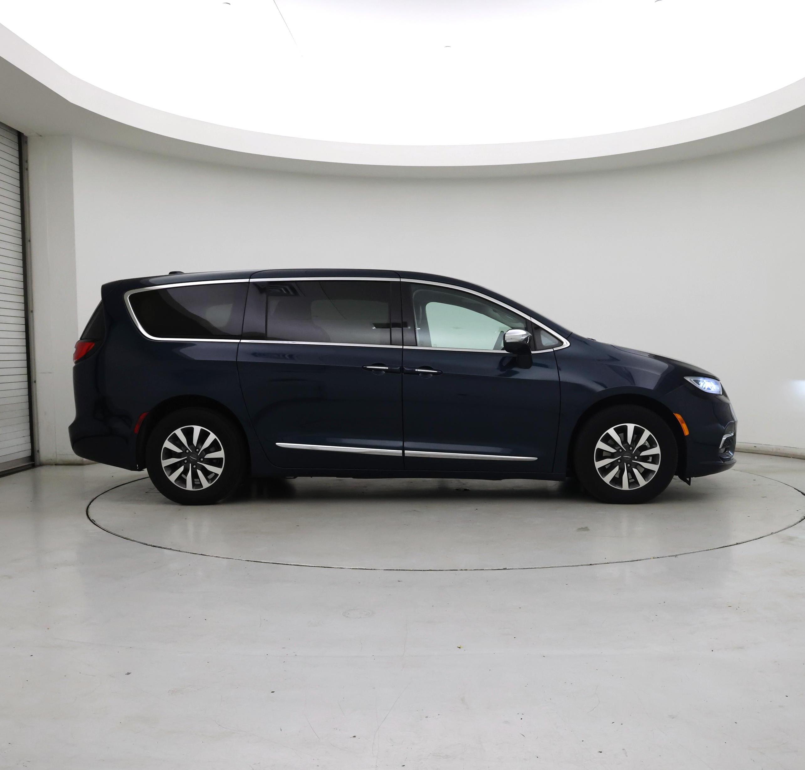 Thumbnail: 2022 Chrysler Pacifica - 7