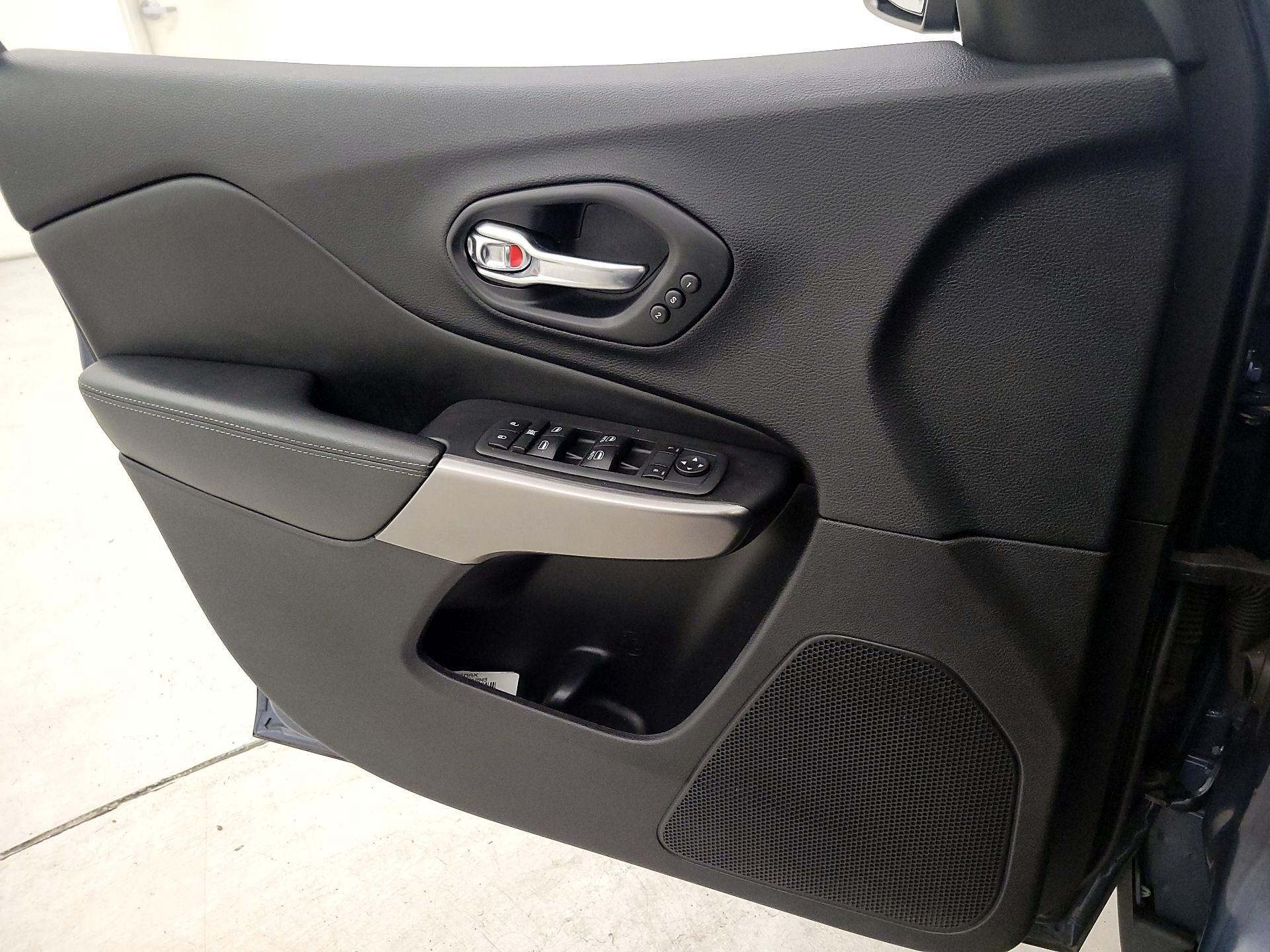 Thumbnail: 2020 Jeep Cherokee - 12