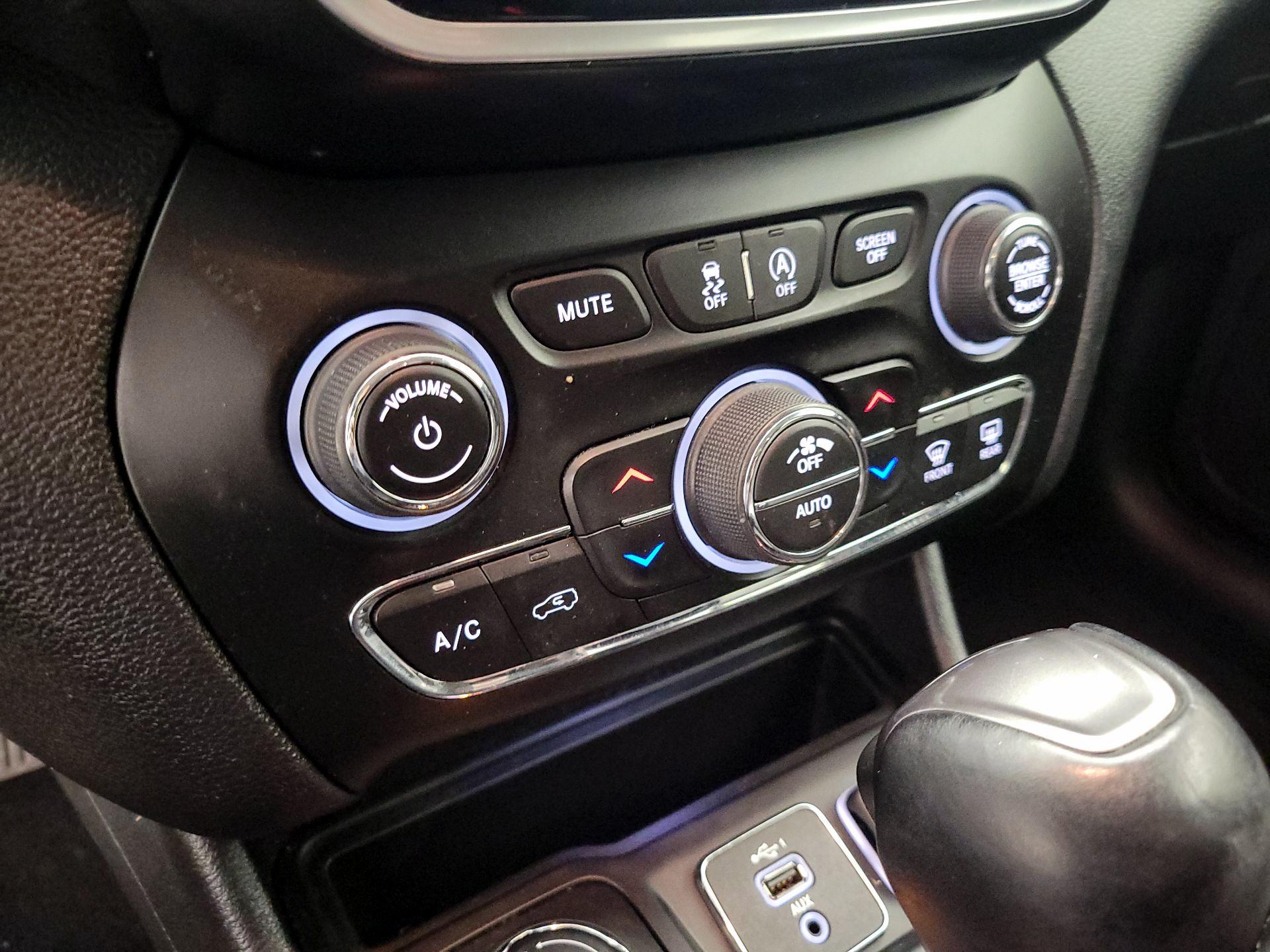 Thumbnail: 2020 Jeep Cherokee - 16