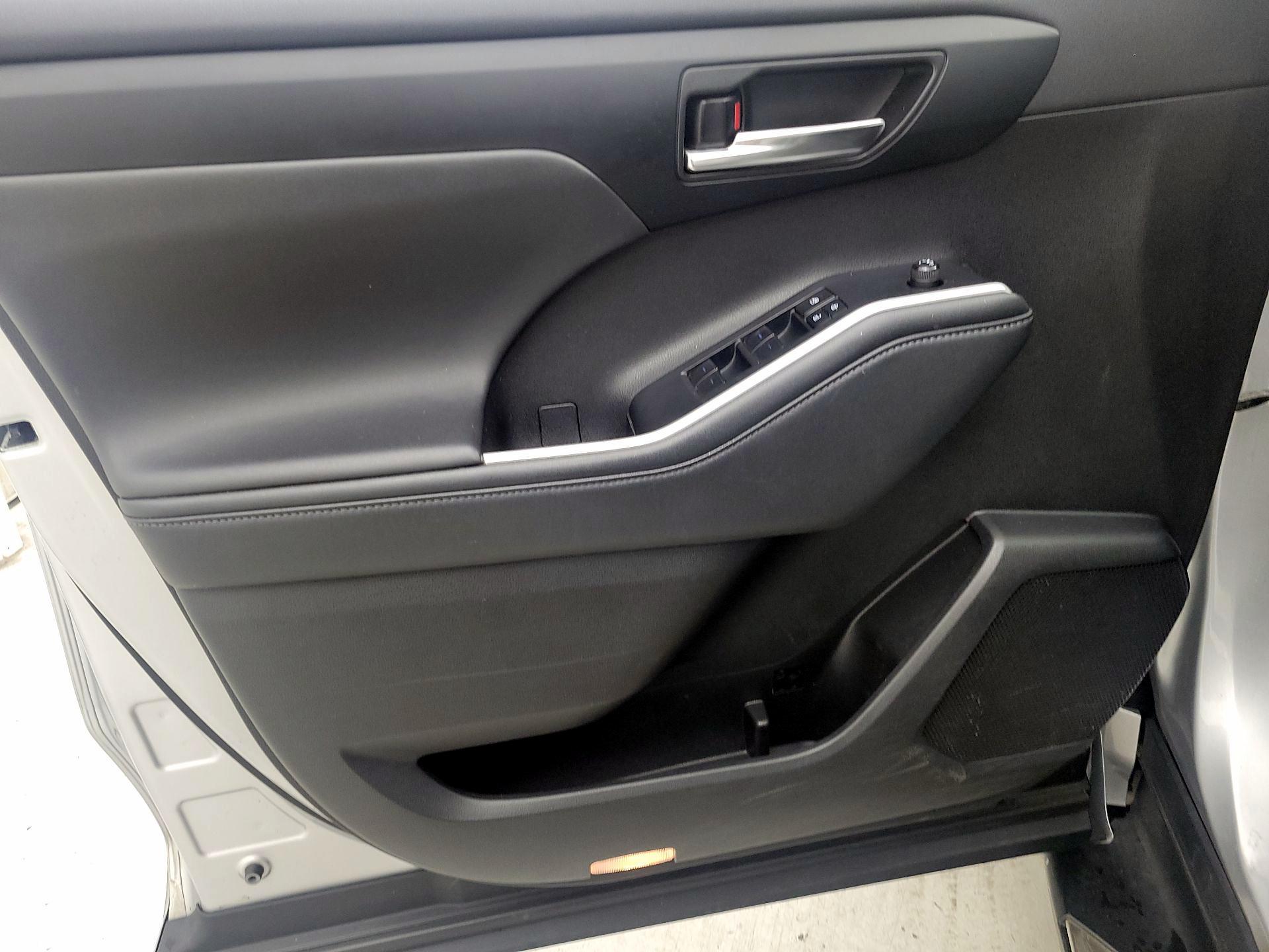 Thumbnail: 2022 Toyota Highlander - 12