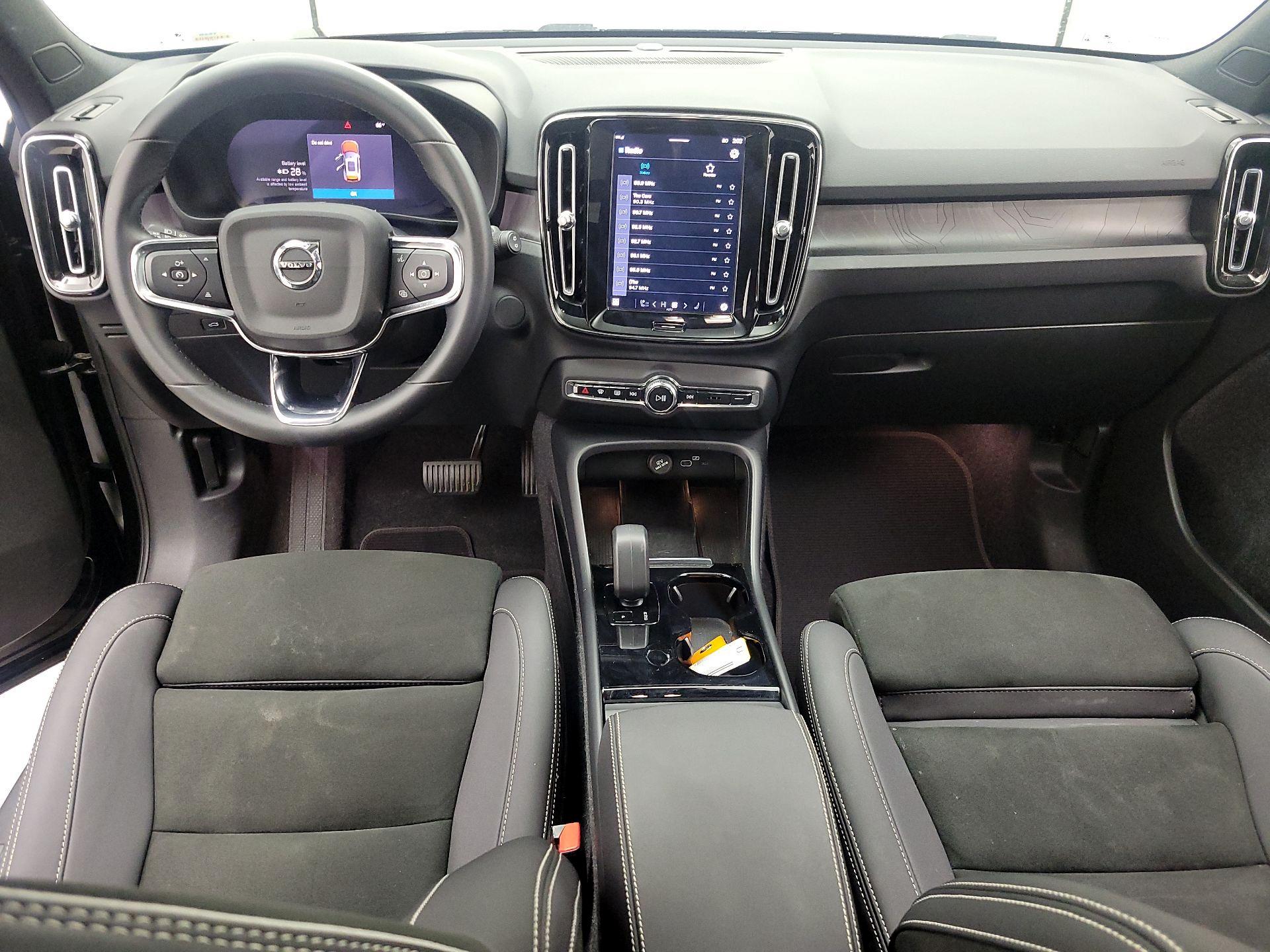 Thumbnail: 2023 Volvo XC40 - 9