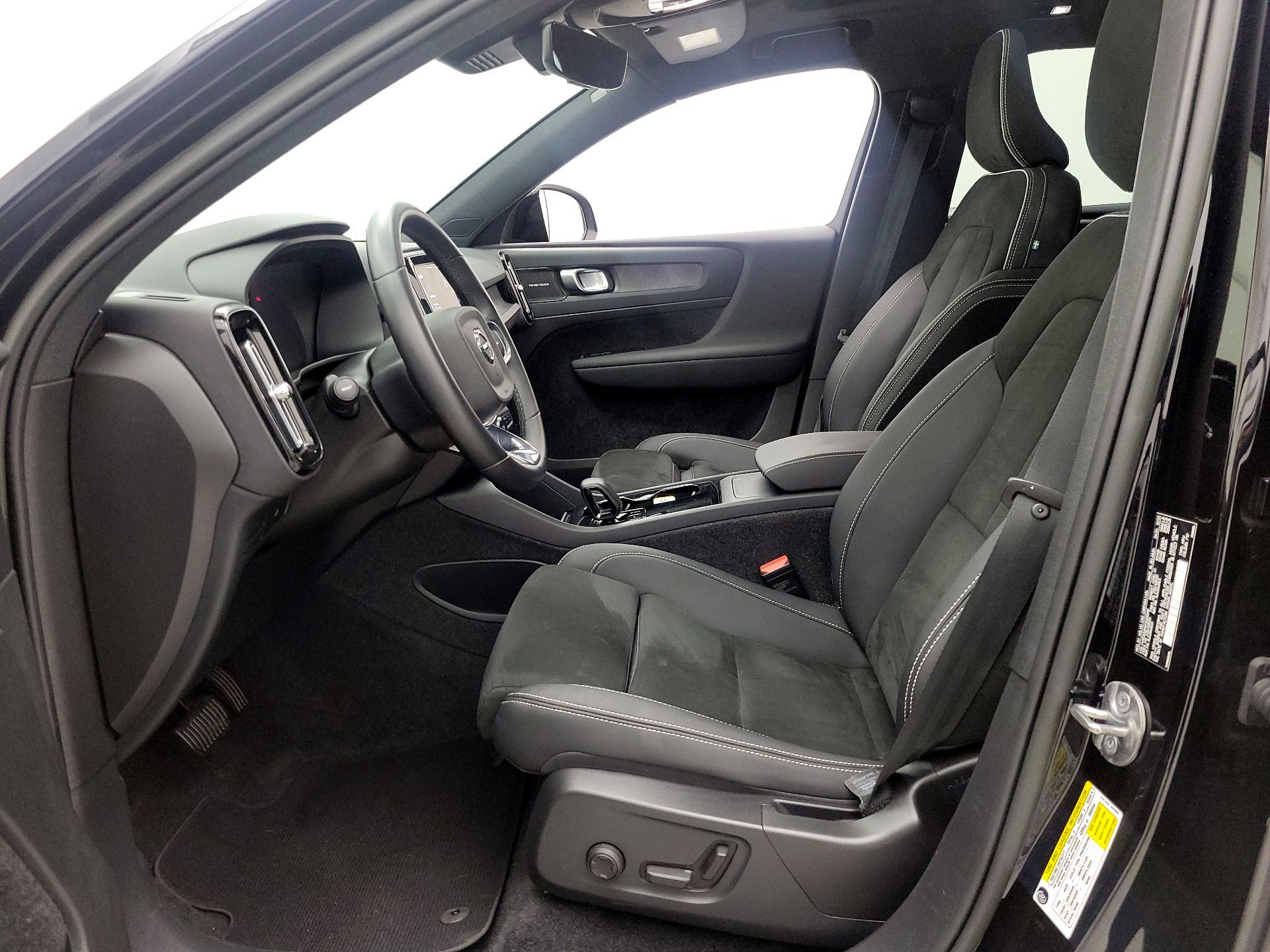 Thumbnail: 2023 Volvo XC40 - 11