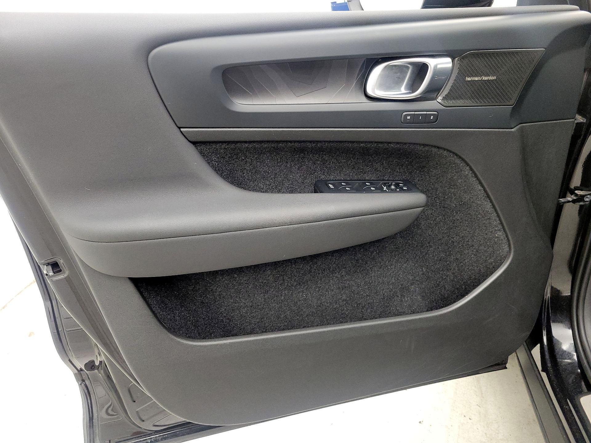 Thumbnail: 2023 Volvo XC40 - 12