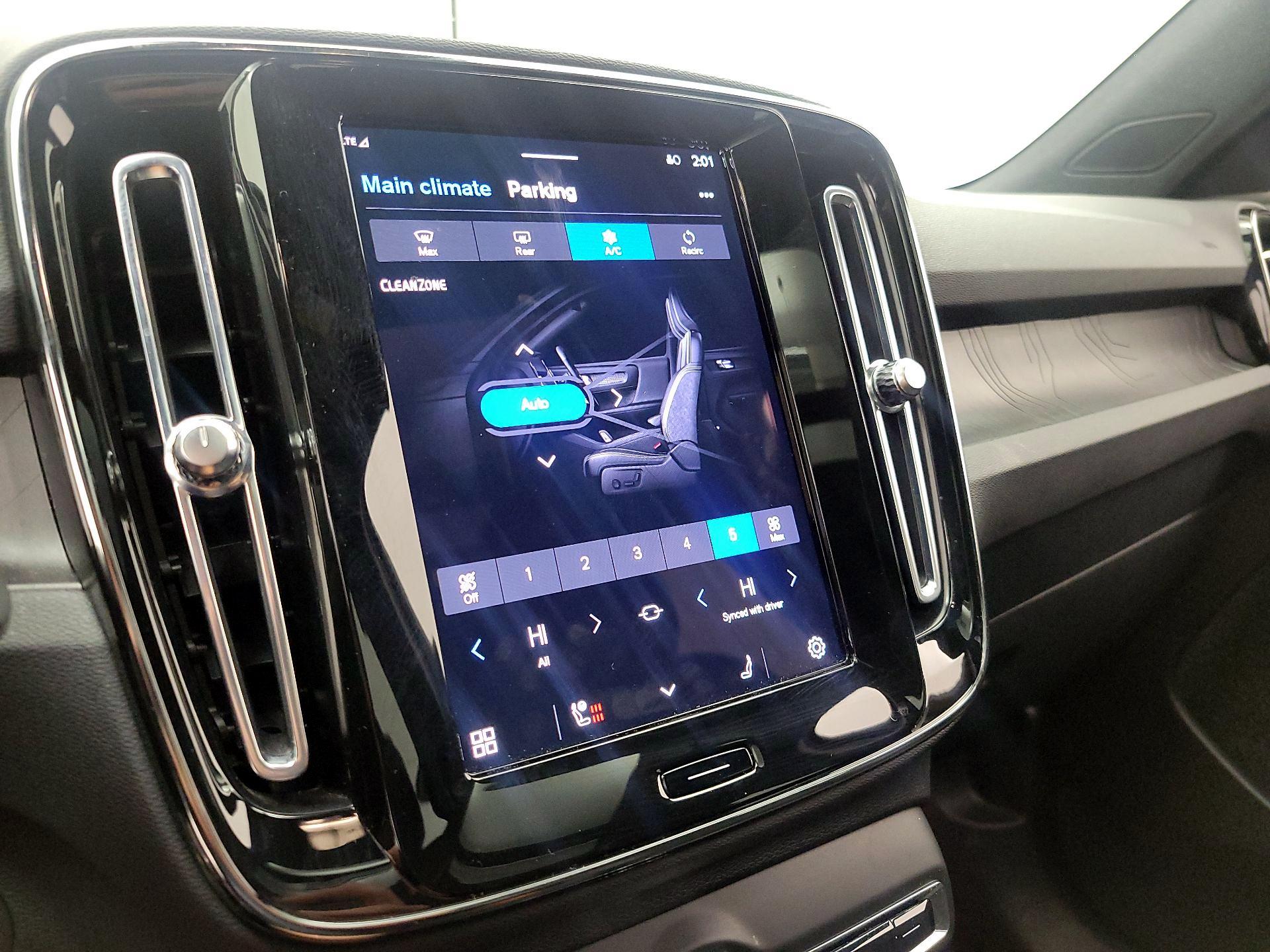 Thumbnail: 2023 Volvo XC40 - 15