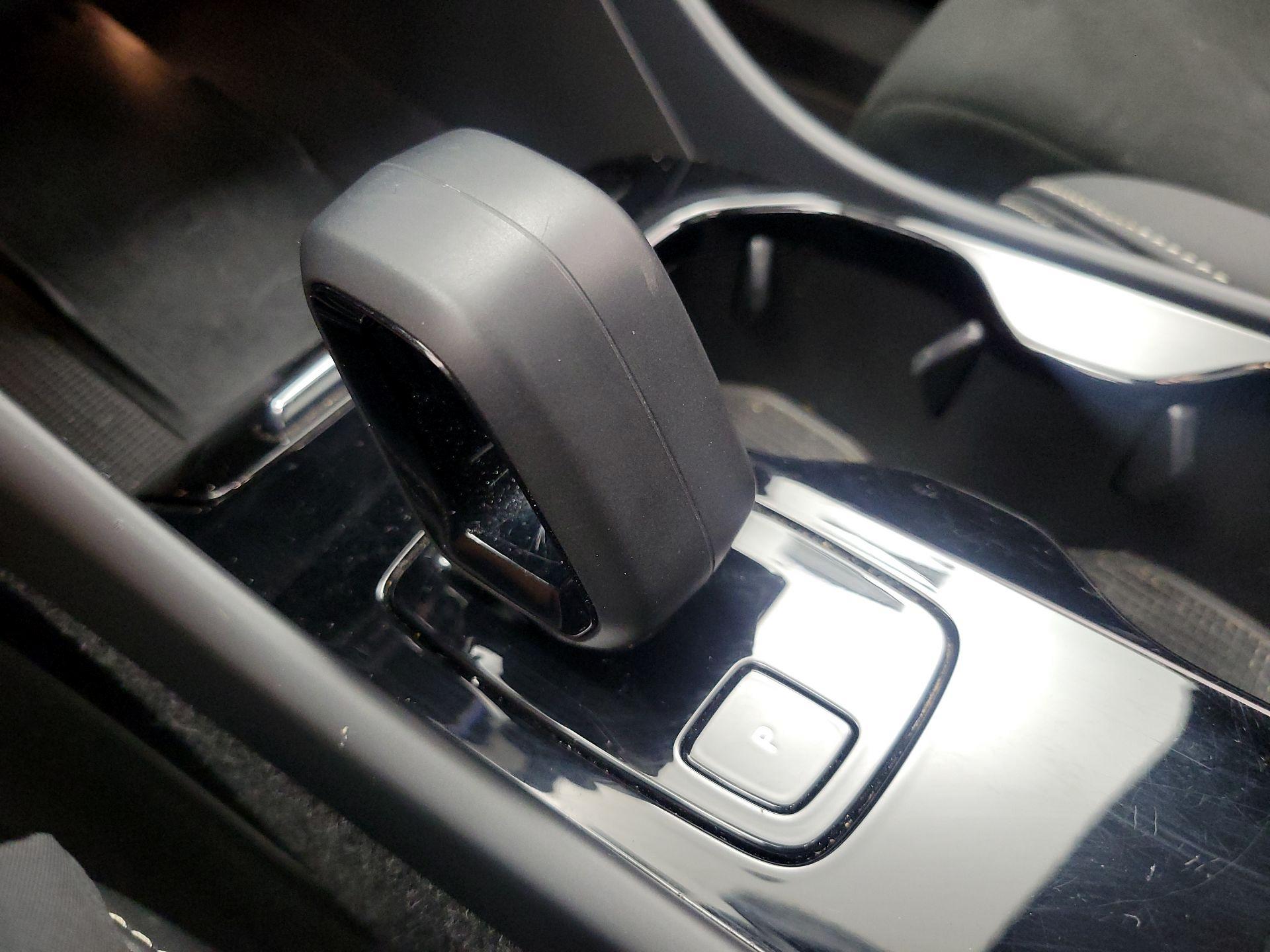 Thumbnail: 2023 Volvo XC40 - 16