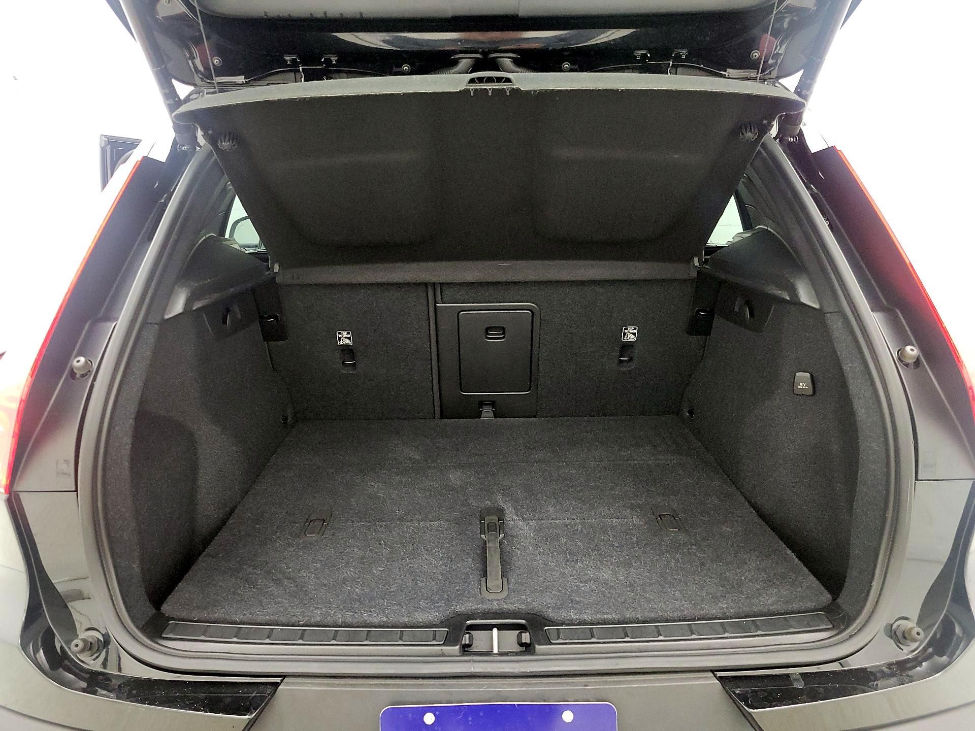 Thumbnail: 2023 Volvo XC40 - 19