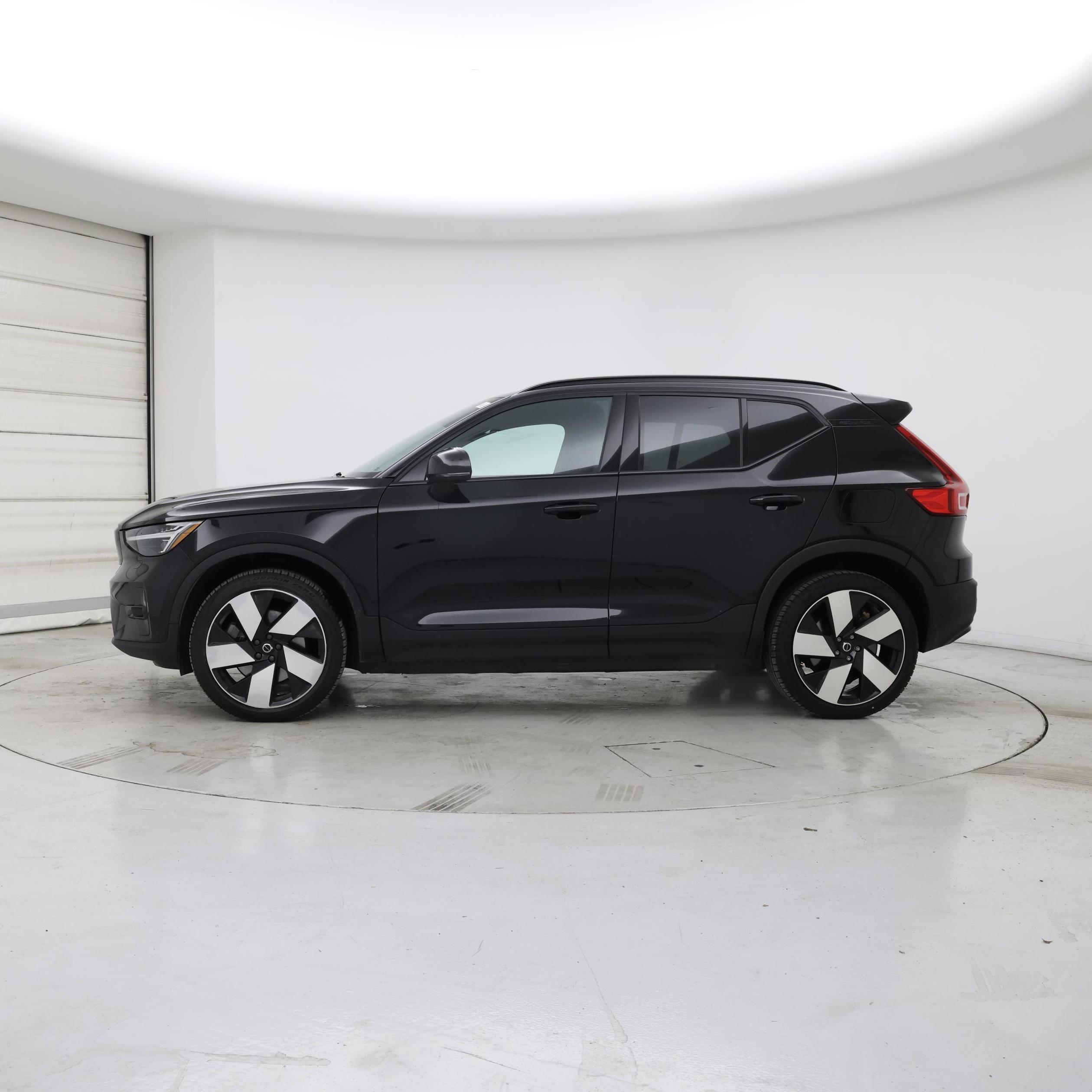 Thumbnail: 2023 Volvo XC40 - 3