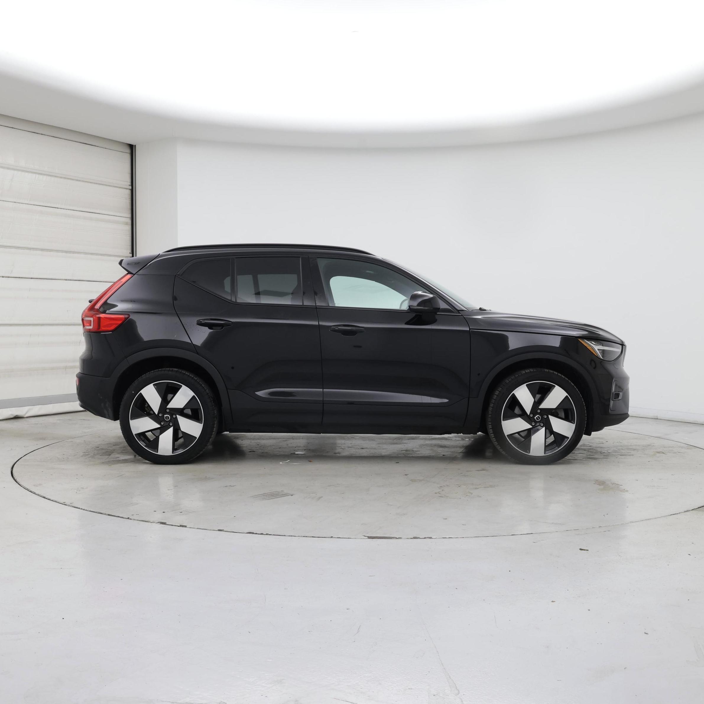 Thumbnail: 2023 Volvo XC40 - 7