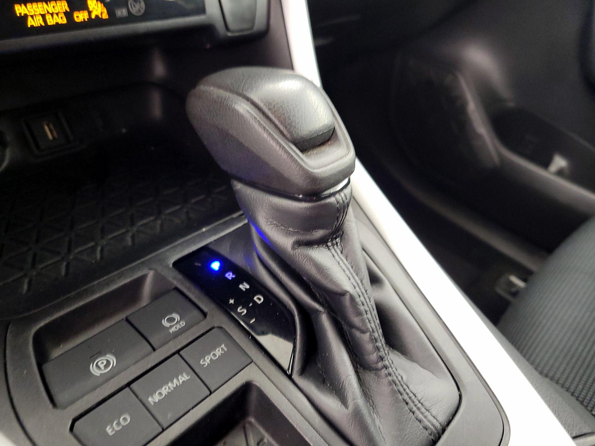 Thumbnail: 2021 Toyota RAV4 - 17