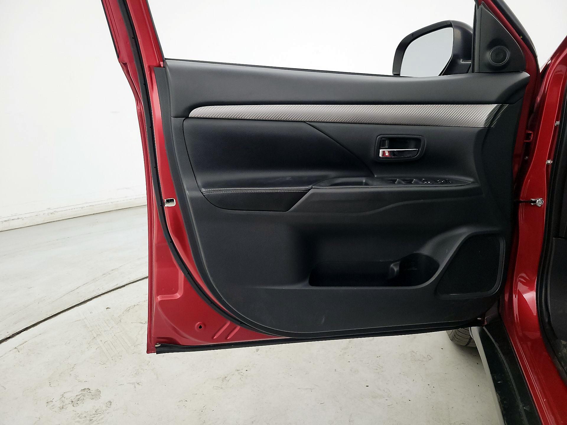 Thumbnail: 2015 Mitsubishi Outlander - 12