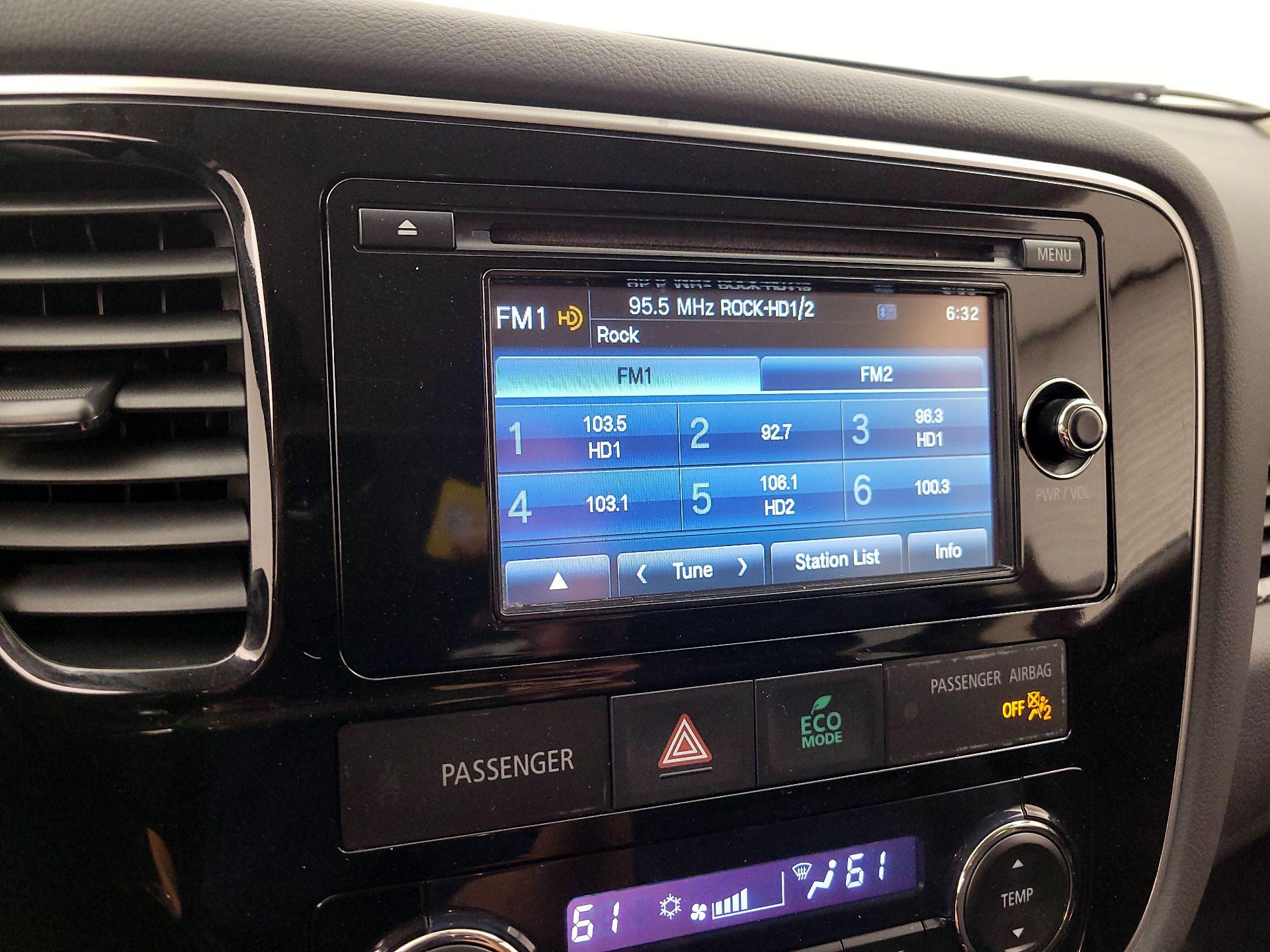 Thumbnail: 2015 Mitsubishi Outlander - 15